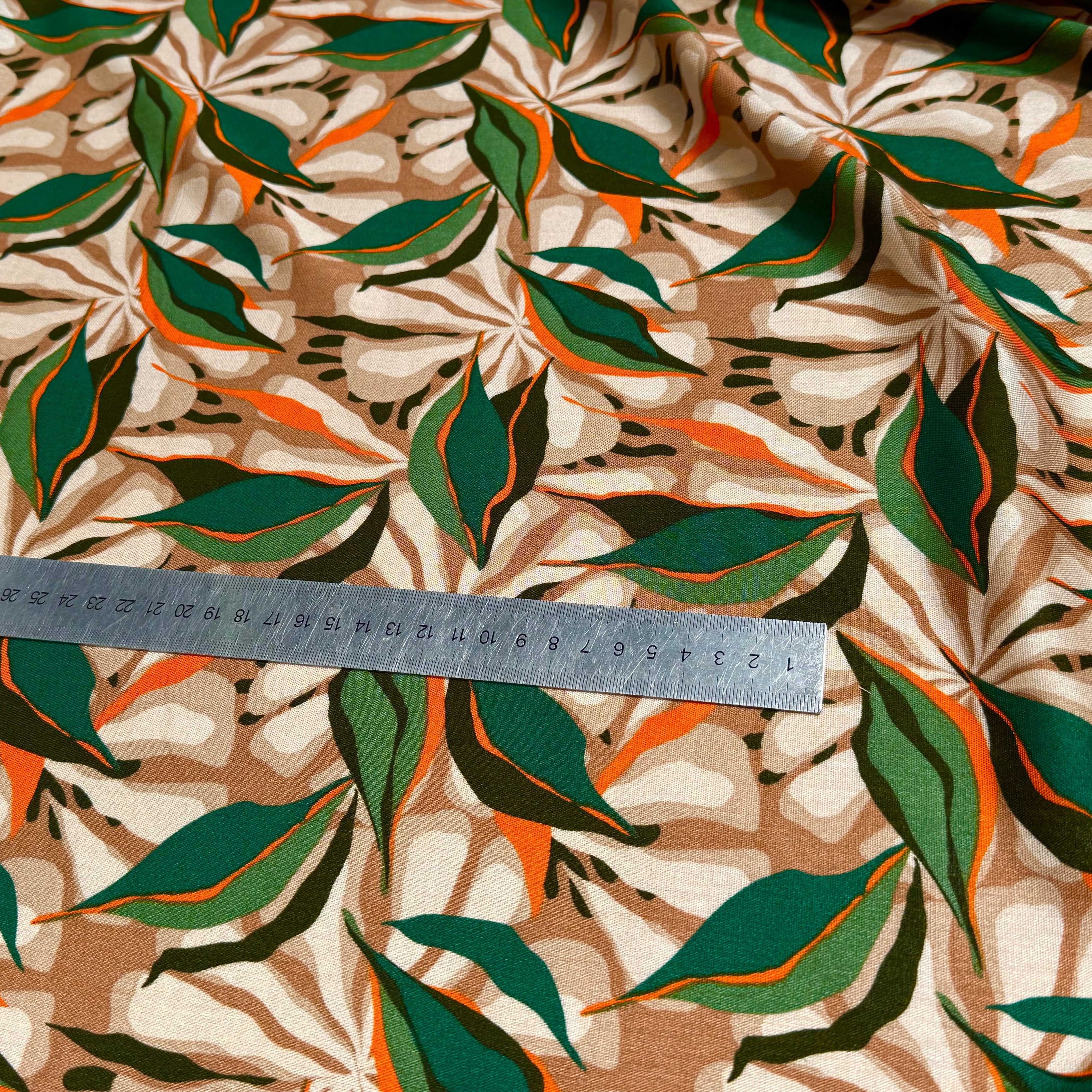 VISCOSE FLUIDE FOND BEIGE MOTIFS FEUILLAGES VERT ORANGE - My Little Coupon