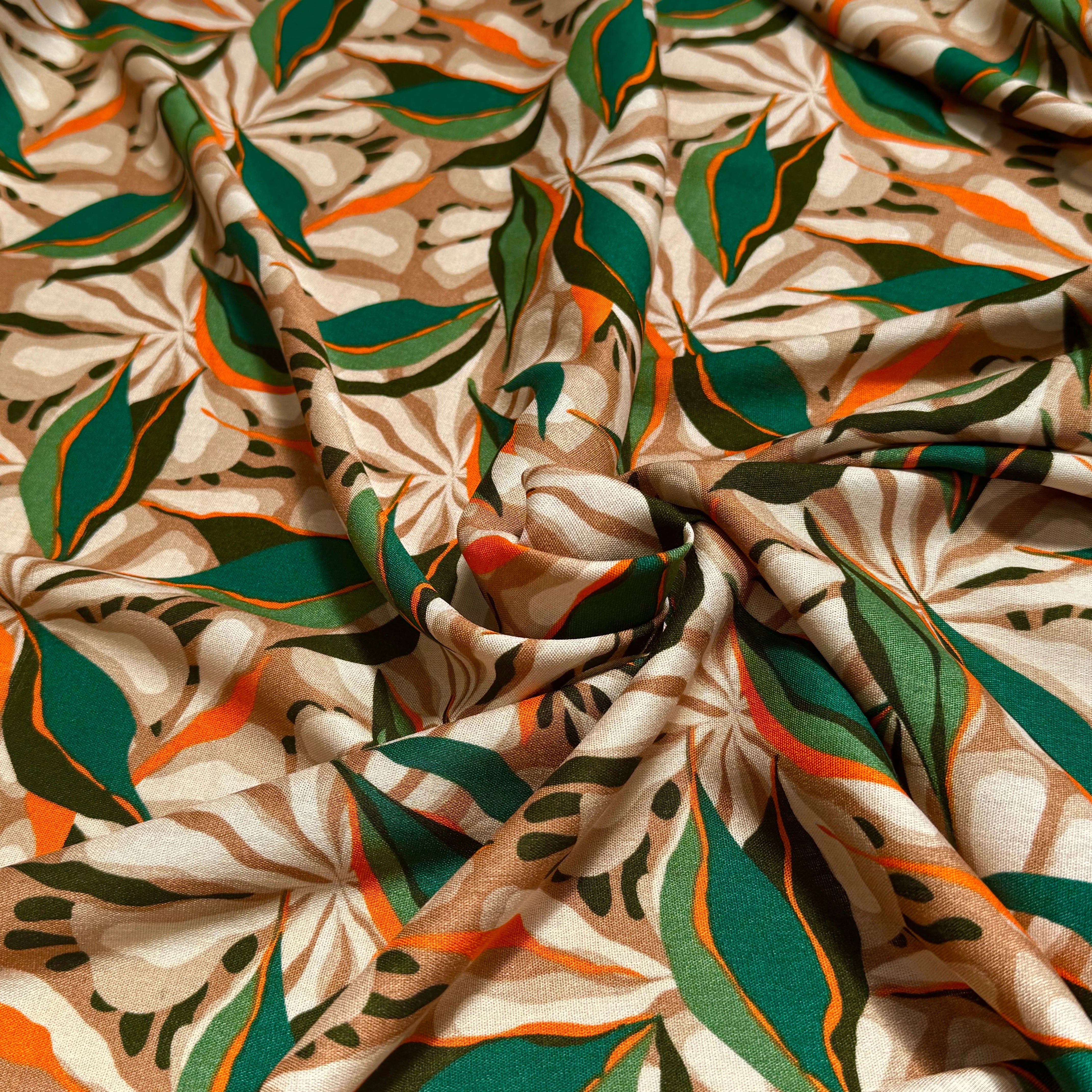 VISCOSE FLUIDE FOND BEIGE MOTIFS FEUILLAGES VERT ORANGE - My Little Coupon