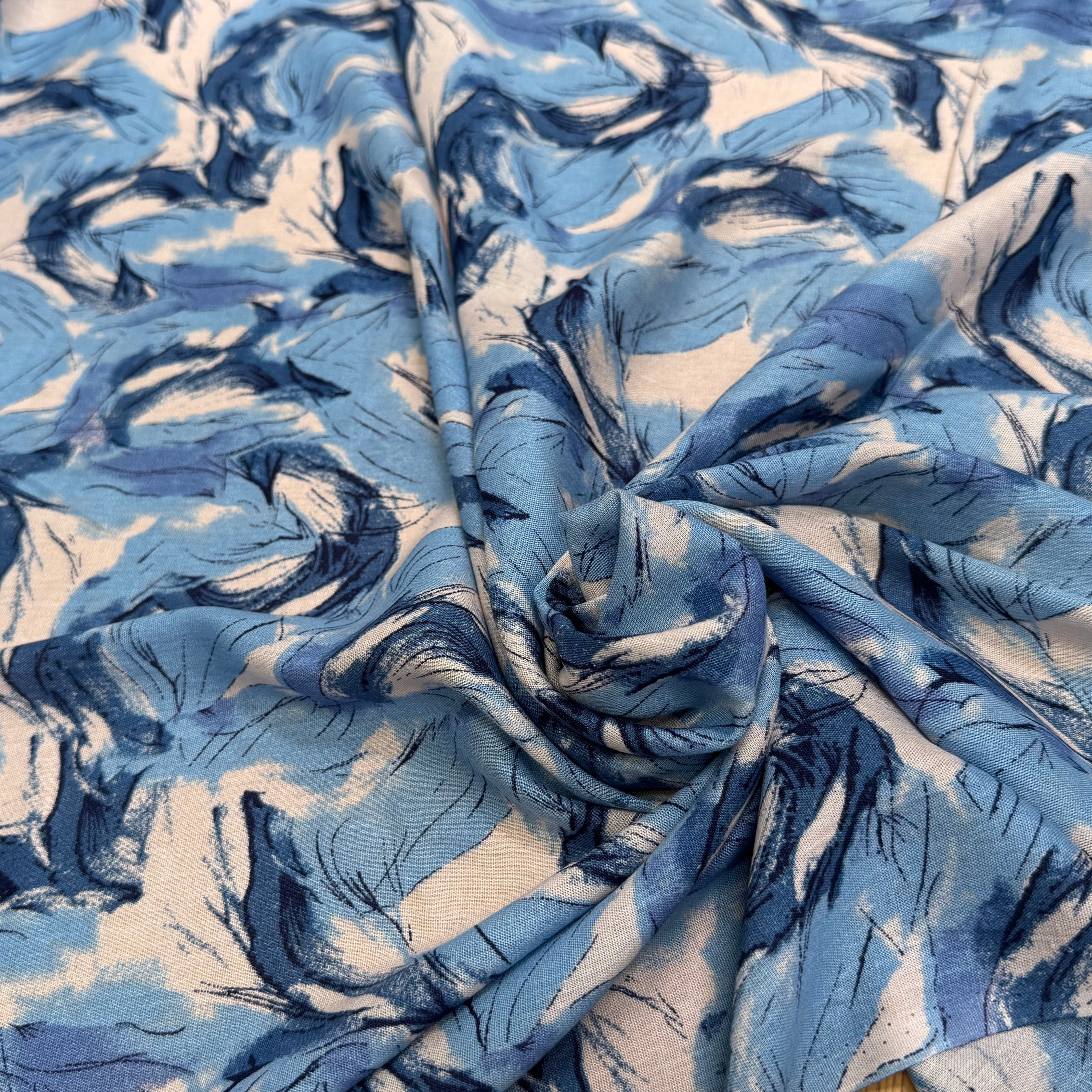 VISCOSE FLUIDE FOND BLANC IMPRIMÉE TOURBILLON BLEU ET CIEL - My Little Coupon