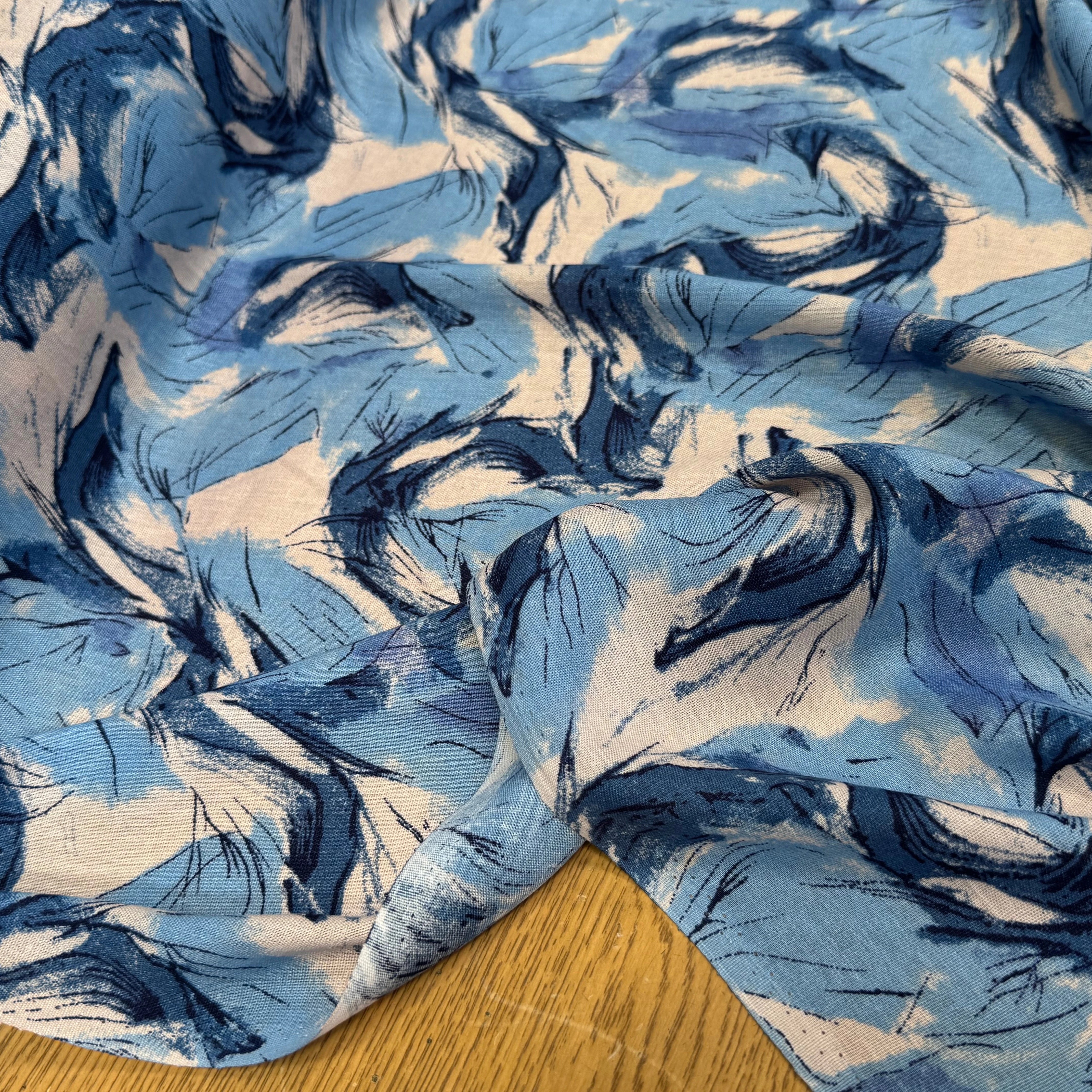 VISCOSE FLUIDE FOND BLANC IMPRIMÉE TOURBILLON BLEU ET CIEL - My Little Coupon
