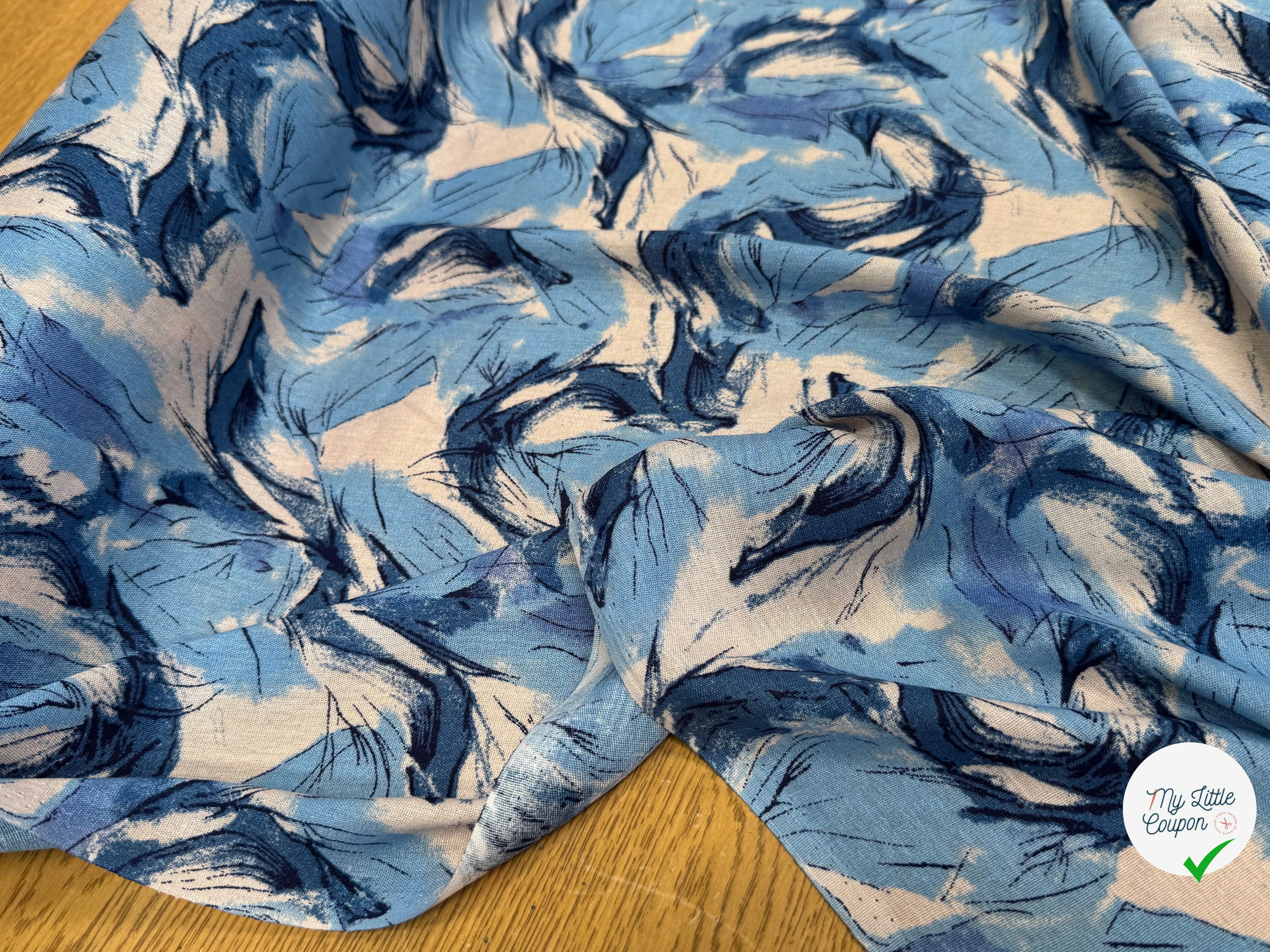 VISCOSE FLUIDE FOND BLANC IMPRIMÉE TOURBILLON BLEU ET CIEL - My Little Coupon