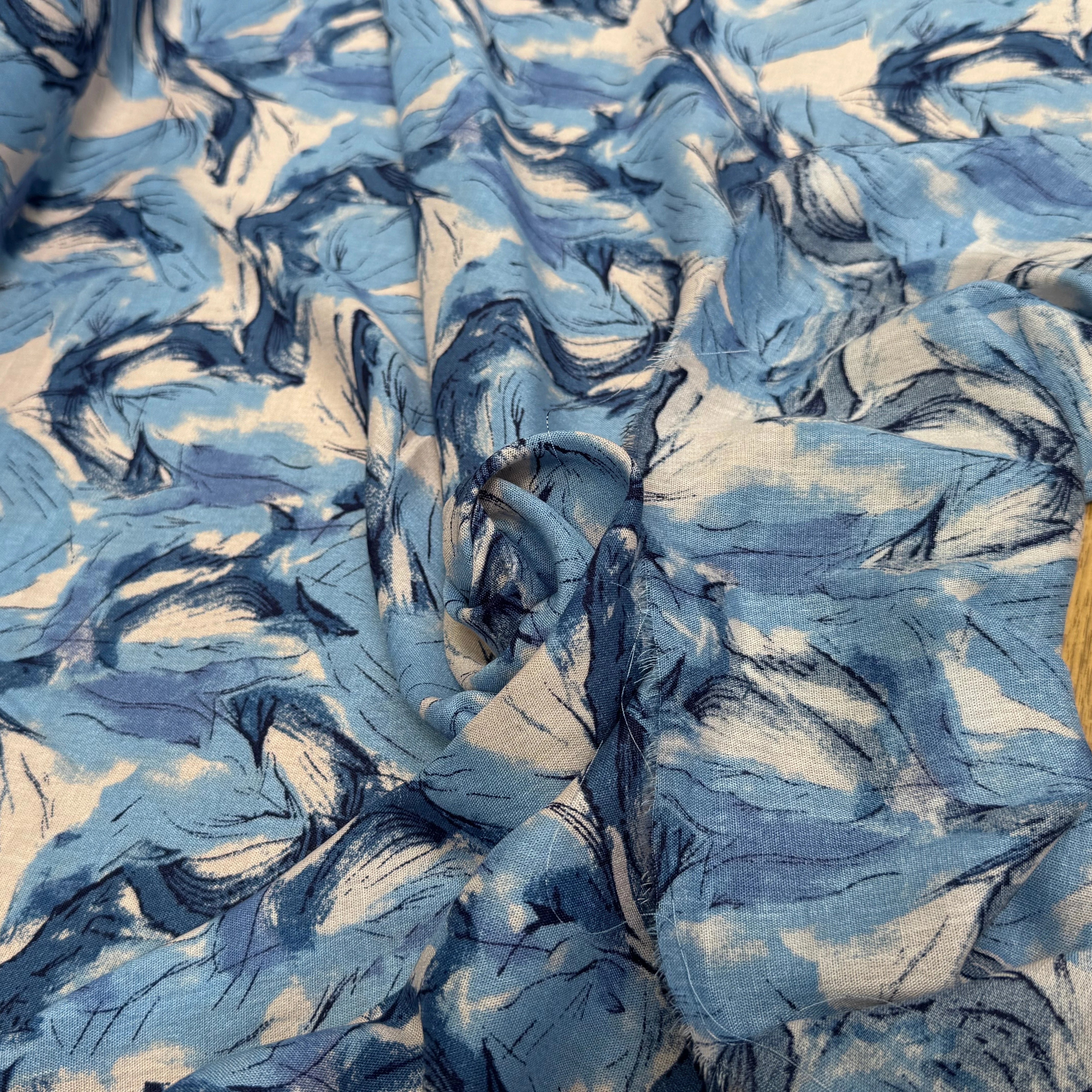 VISCOSE FLUIDE FOND BLANC IMPRIMÉE TOURBILLON BLEU ET CIEL - My Little Coupon