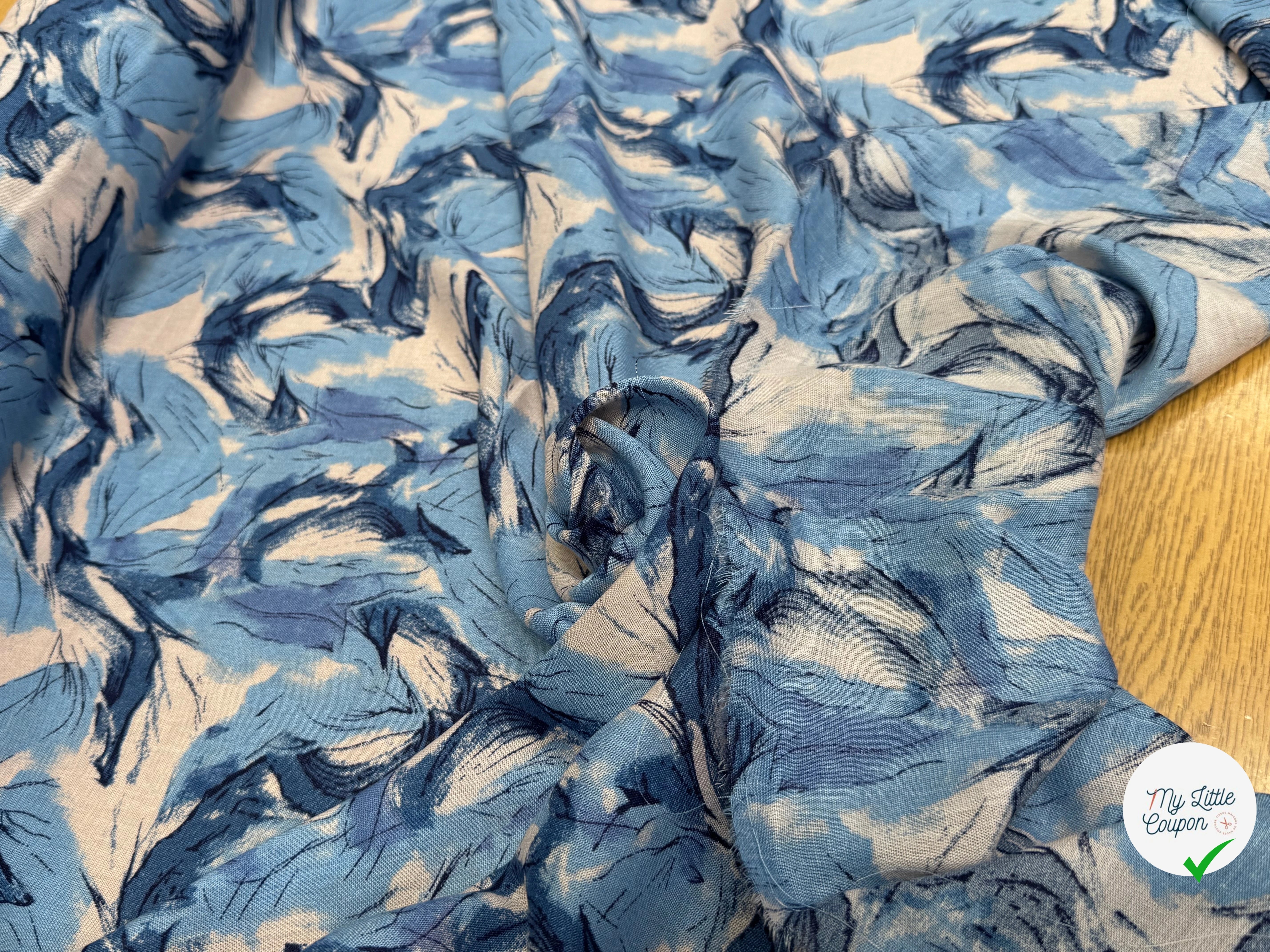 VISCOSE FLUIDE FOND BLANC IMPRIMÉE TOURBILLON BLEU ET CIEL - My Little Coupon