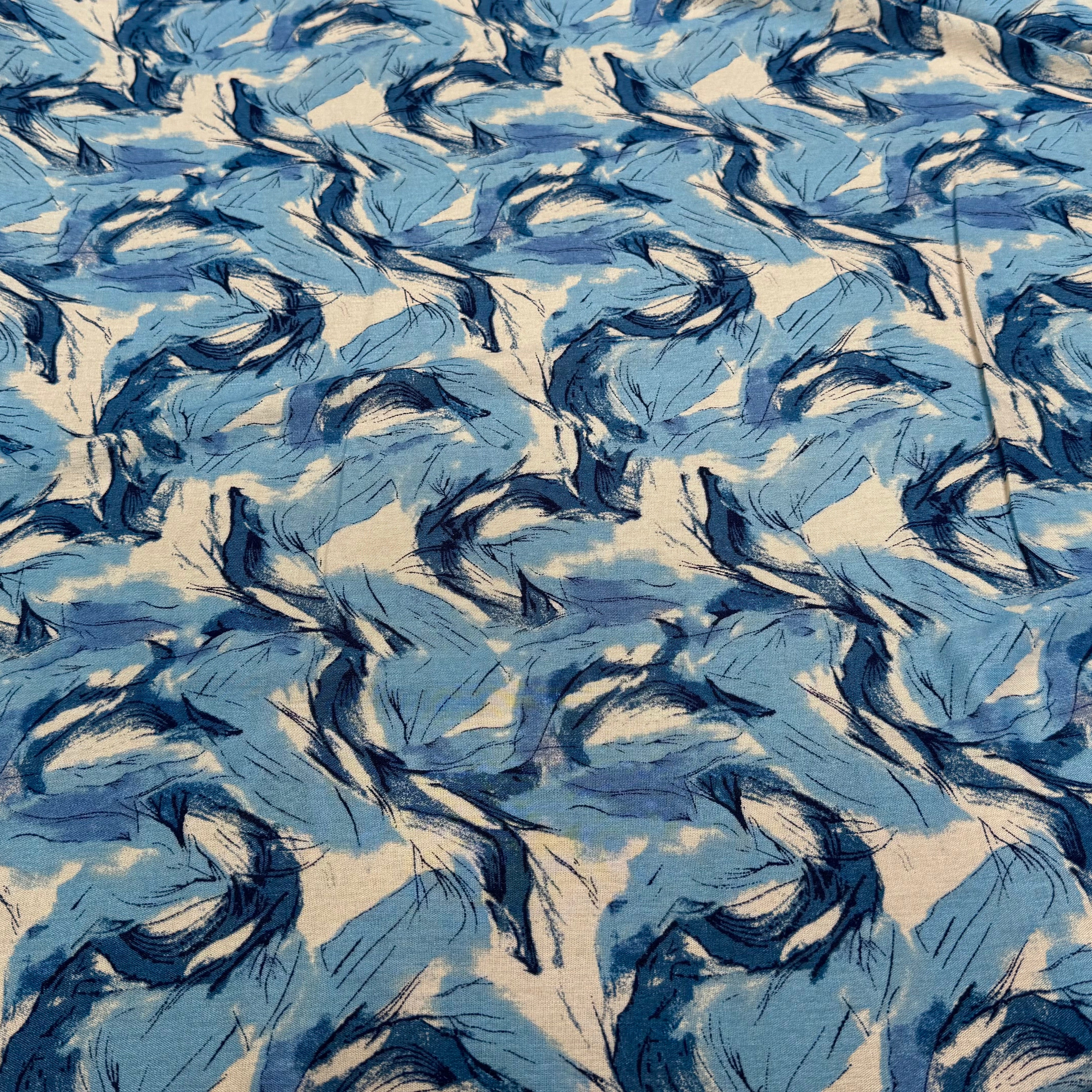 VISCOSE FLUIDE FOND BLANC IMPRIMÉE TOURBILLON BLEU ET CIEL - My Little Coupon