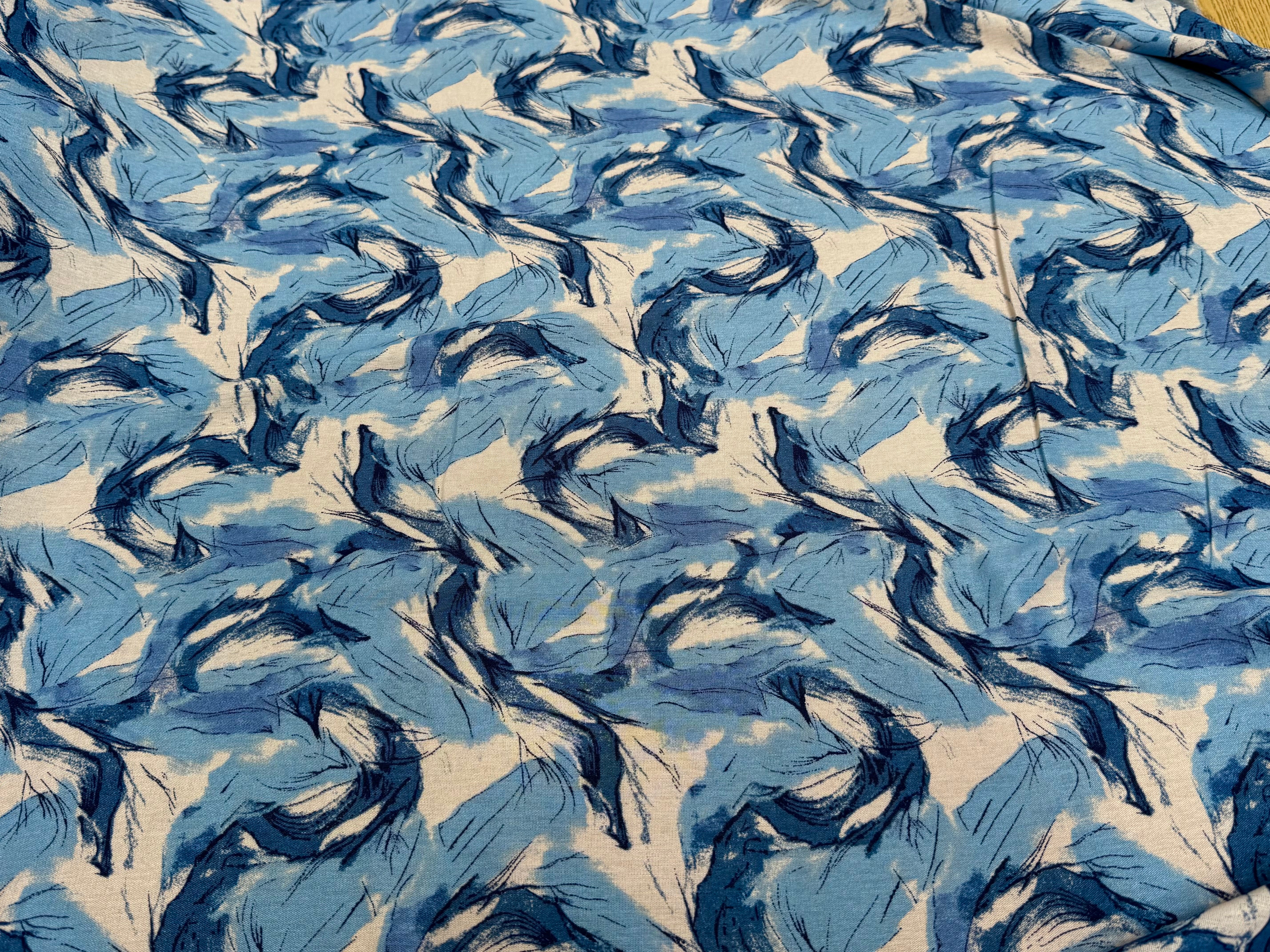 VISCOSE FLUIDE FOND BLANC IMPRIMÉE TOURBILLON BLEU ET CIEL - My Little Coupon