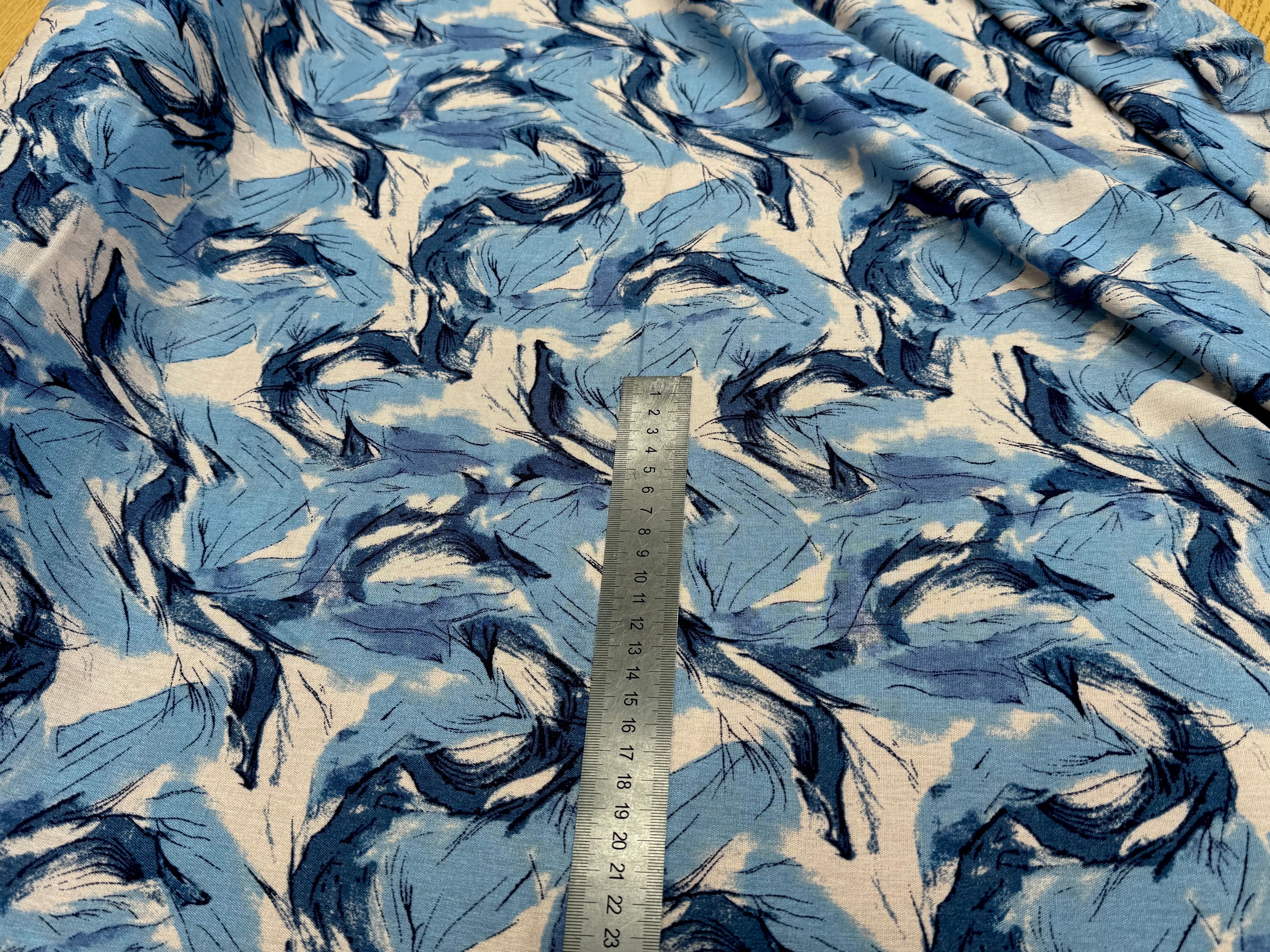 VISCOSE FLUIDE FOND BLANC IMPRIMÉE TOURBILLON BLEU ET CIEL - My Little Coupon