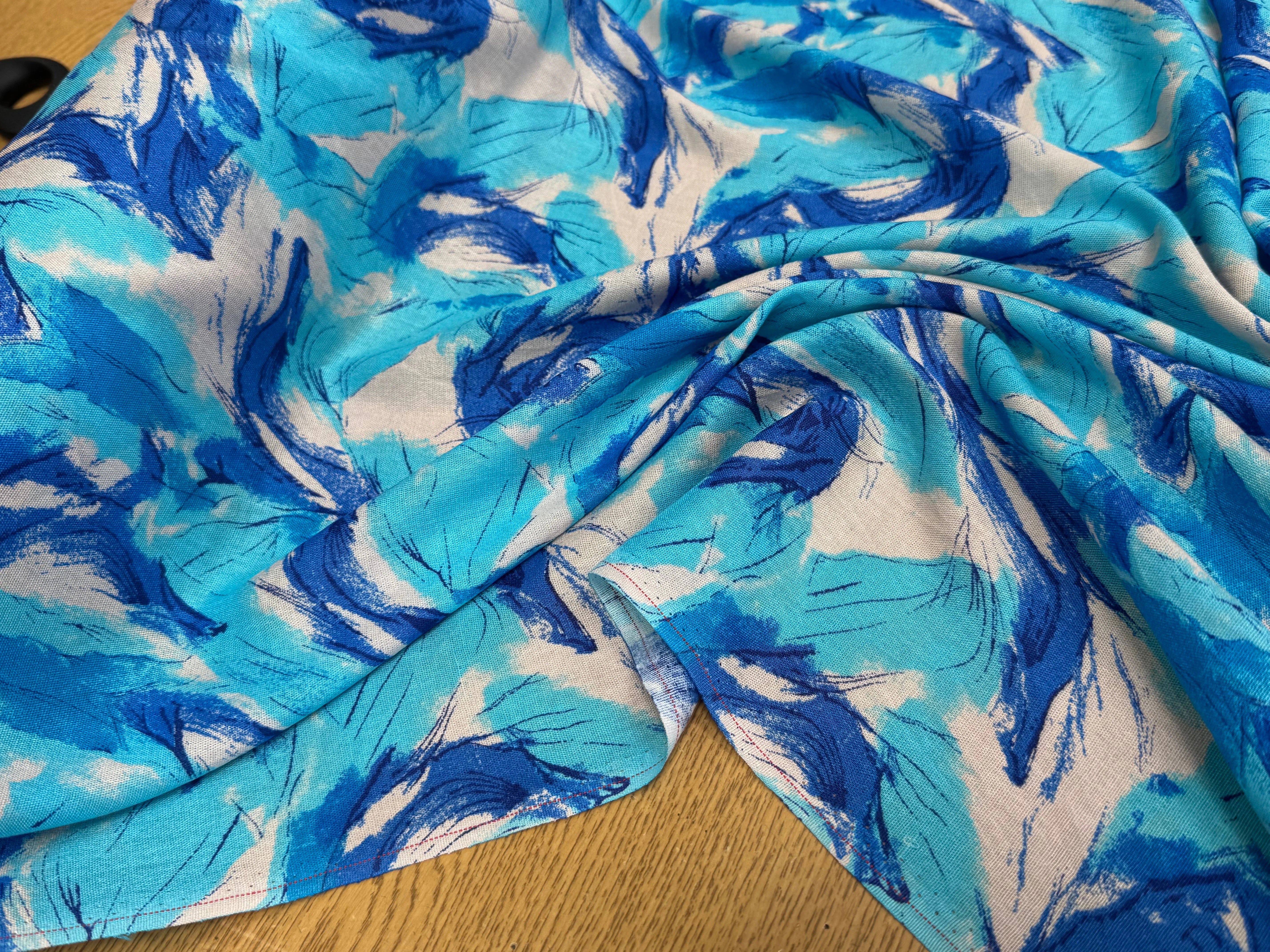 VISCOSE FLUIDE FOND BLANC IMPRIMÉE TOURBILLON ROI TURQUOISE - My Little Coupon