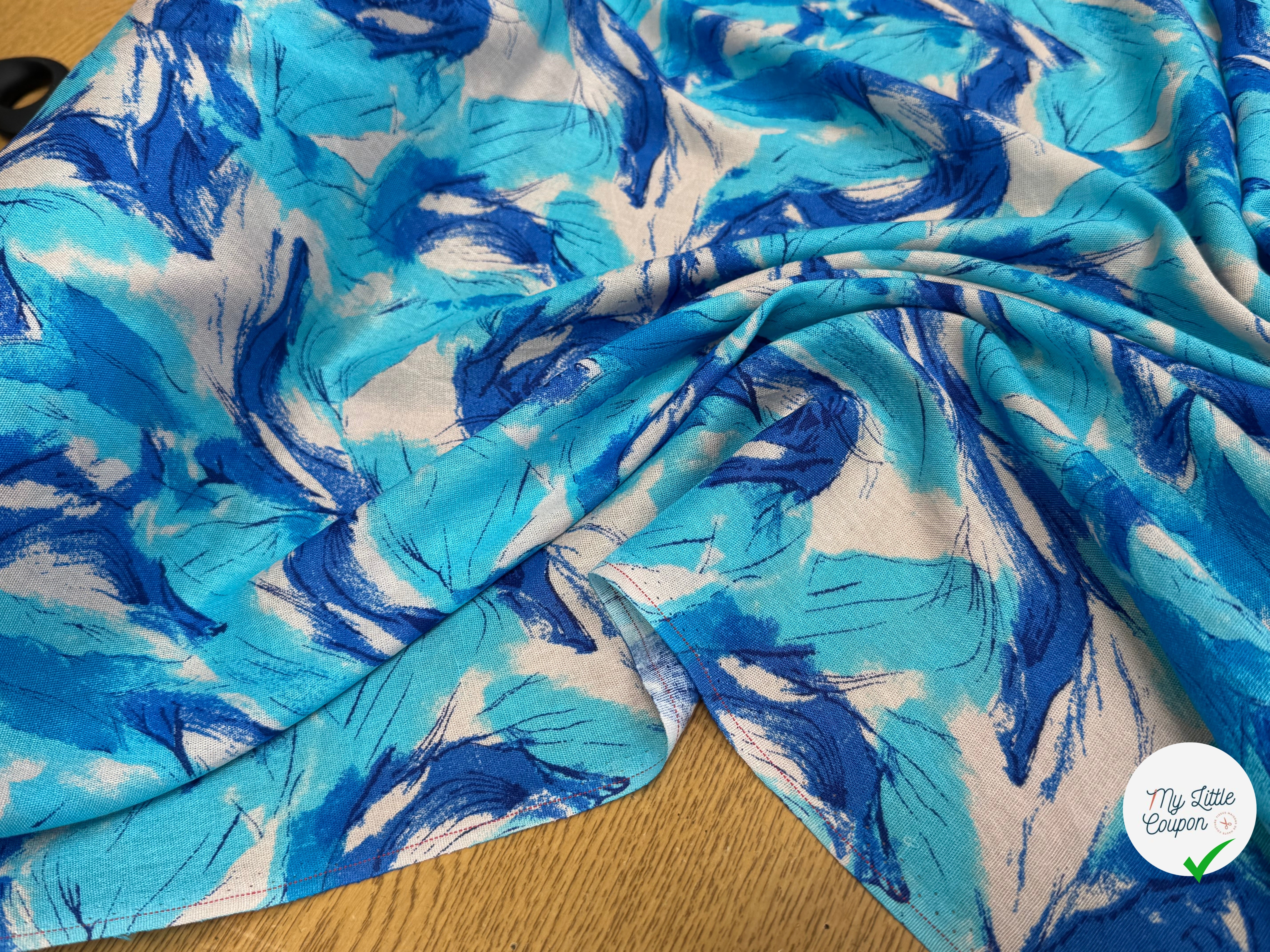 VISCOSE FLUIDE FOND BLANC IMPRIMÉE TOURBILLON ROI TURQUOISE - My Little Coupon