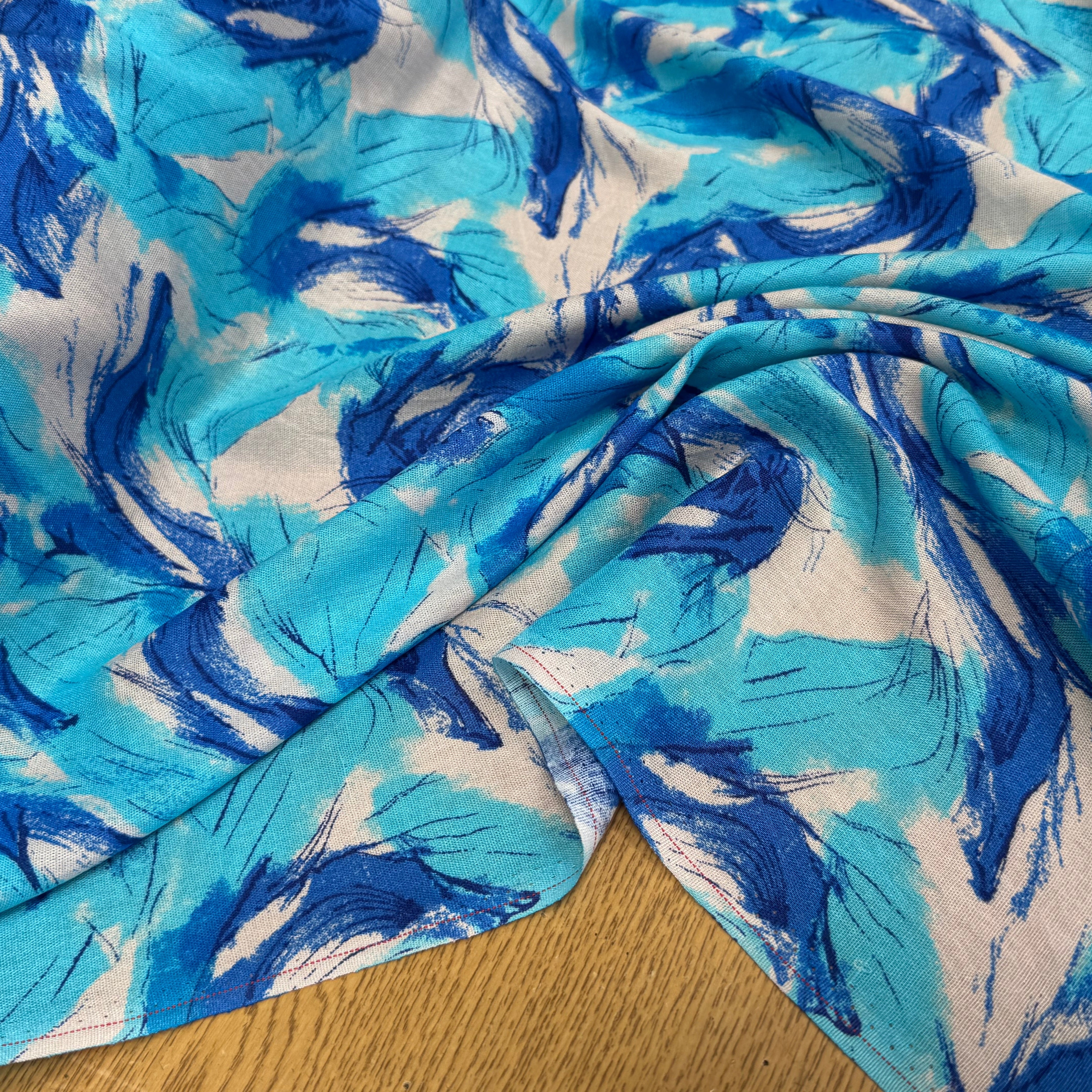 VISCOSE FLUIDE FOND BLANC IMPRIMÉE TOURBILLON ROI TURQUOISE - My Little Coupon
