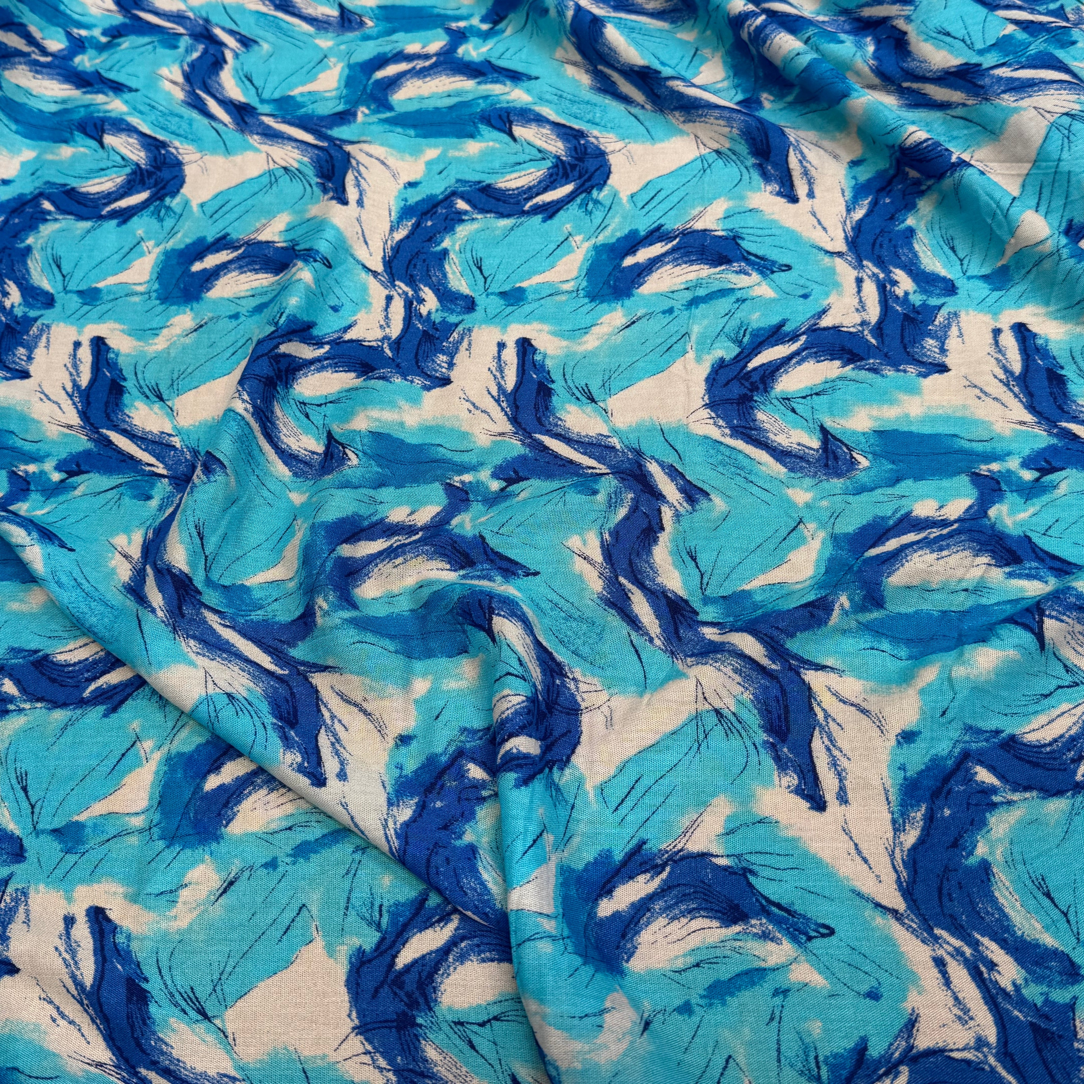 VISCOSE FLUIDE FOND BLANC IMPRIMÉE TOURBILLON ROI TURQUOISE - My Little Coupon