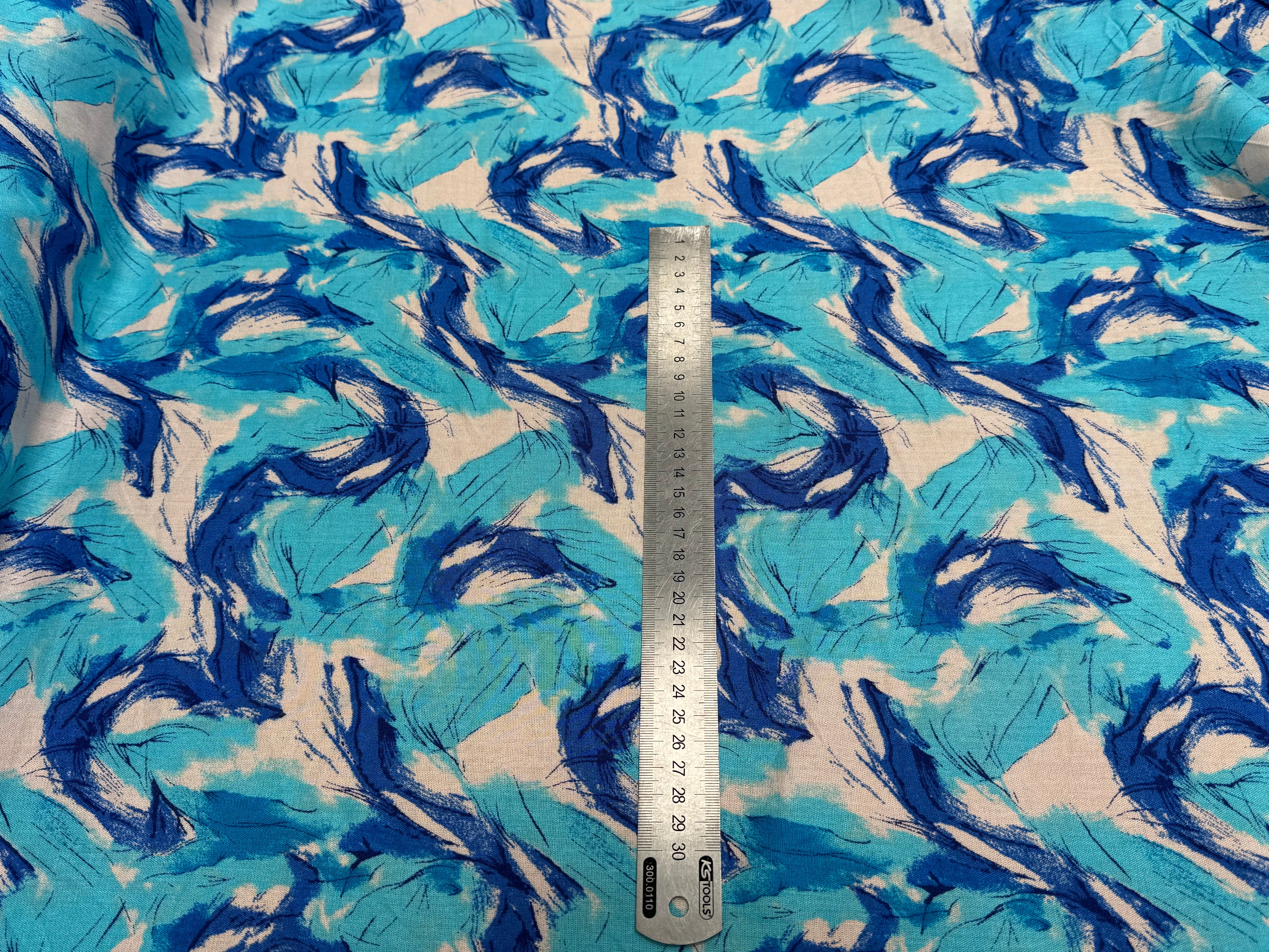 VISCOSE FLUIDE FOND BLANC IMPRIMÉE TOURBILLON ROI TURQUOISE - My Little Coupon