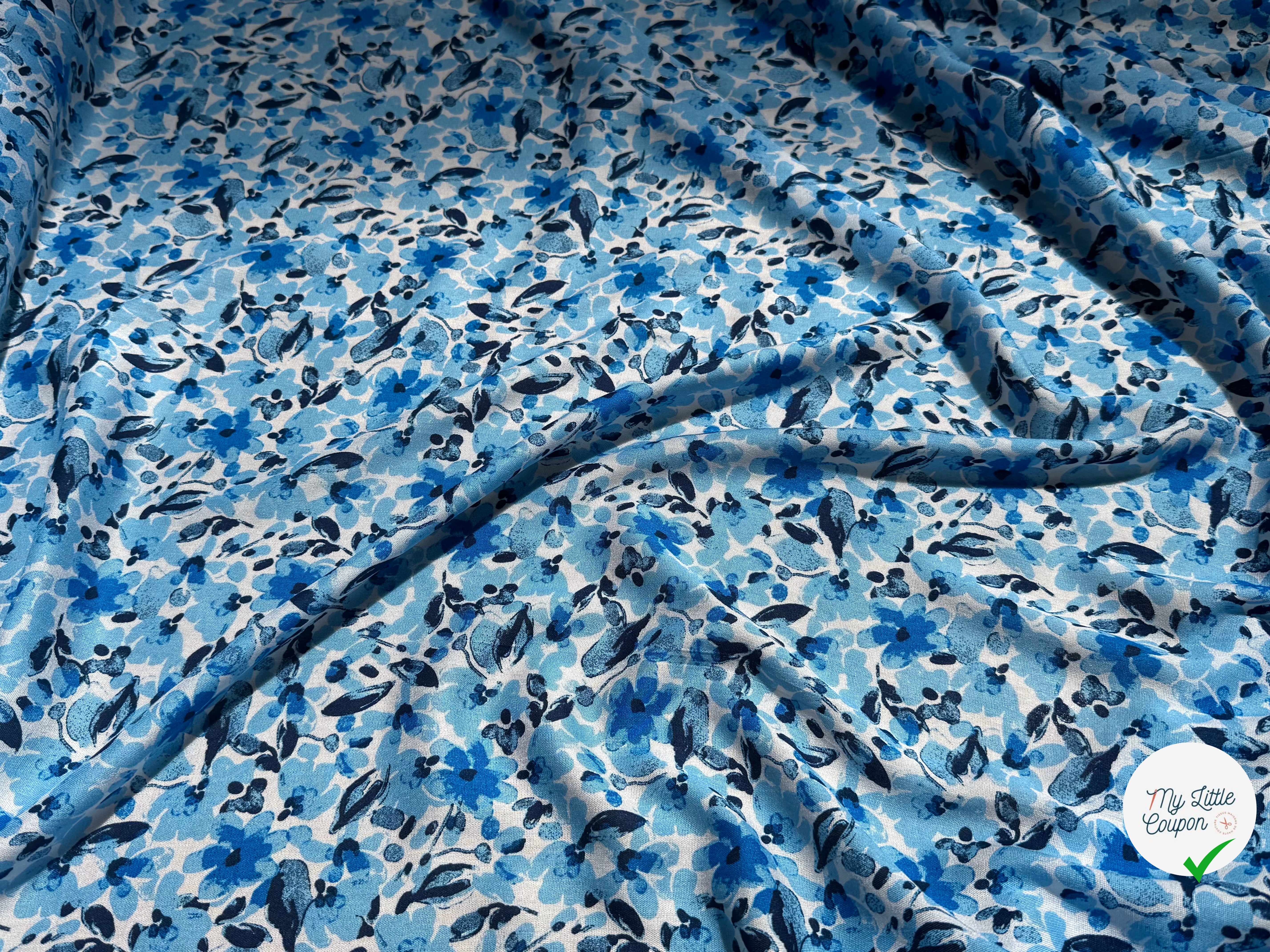 VISCOSE FLUIDE FOND BLANC MOTIFS FLORAUX BLEU - My Little Coupon