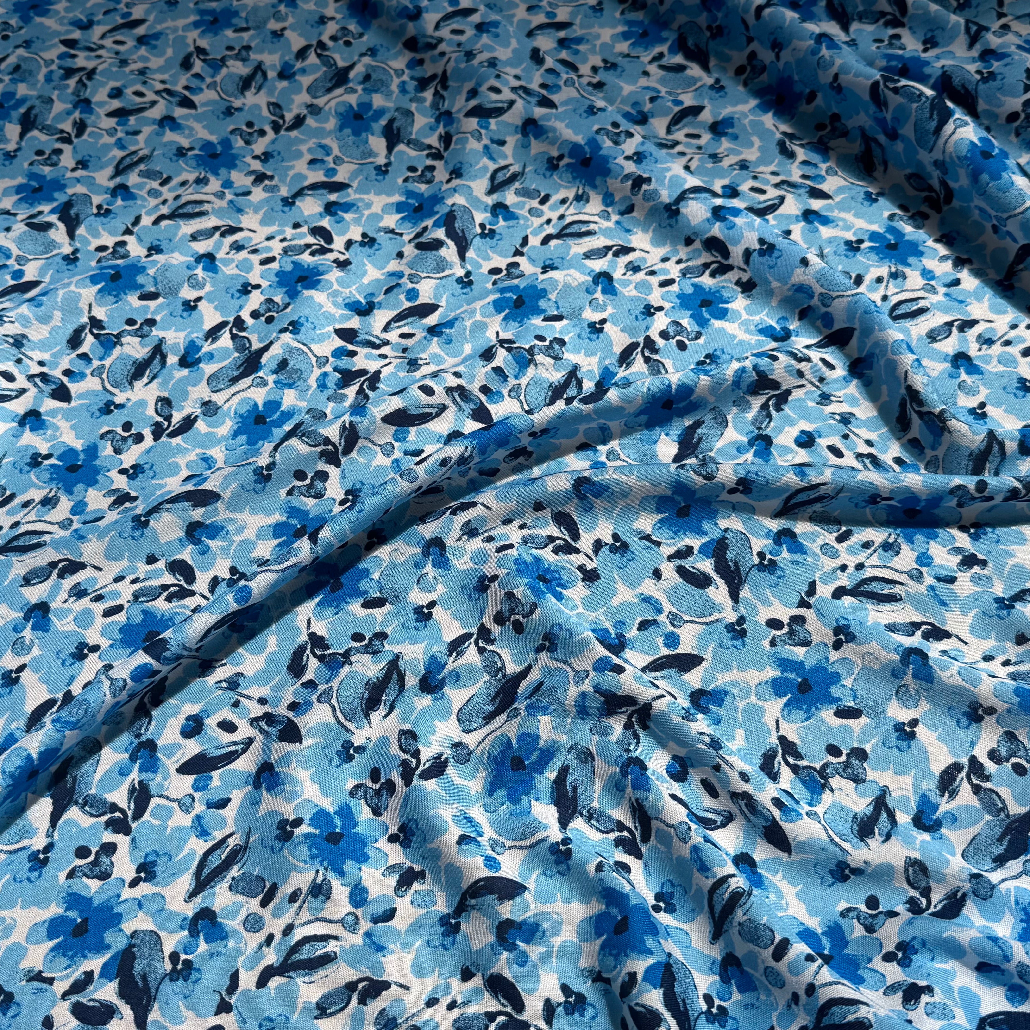 VISCOSE FLUIDE FOND BLANC MOTIFS FLORAUX BLEU - My Little Coupon