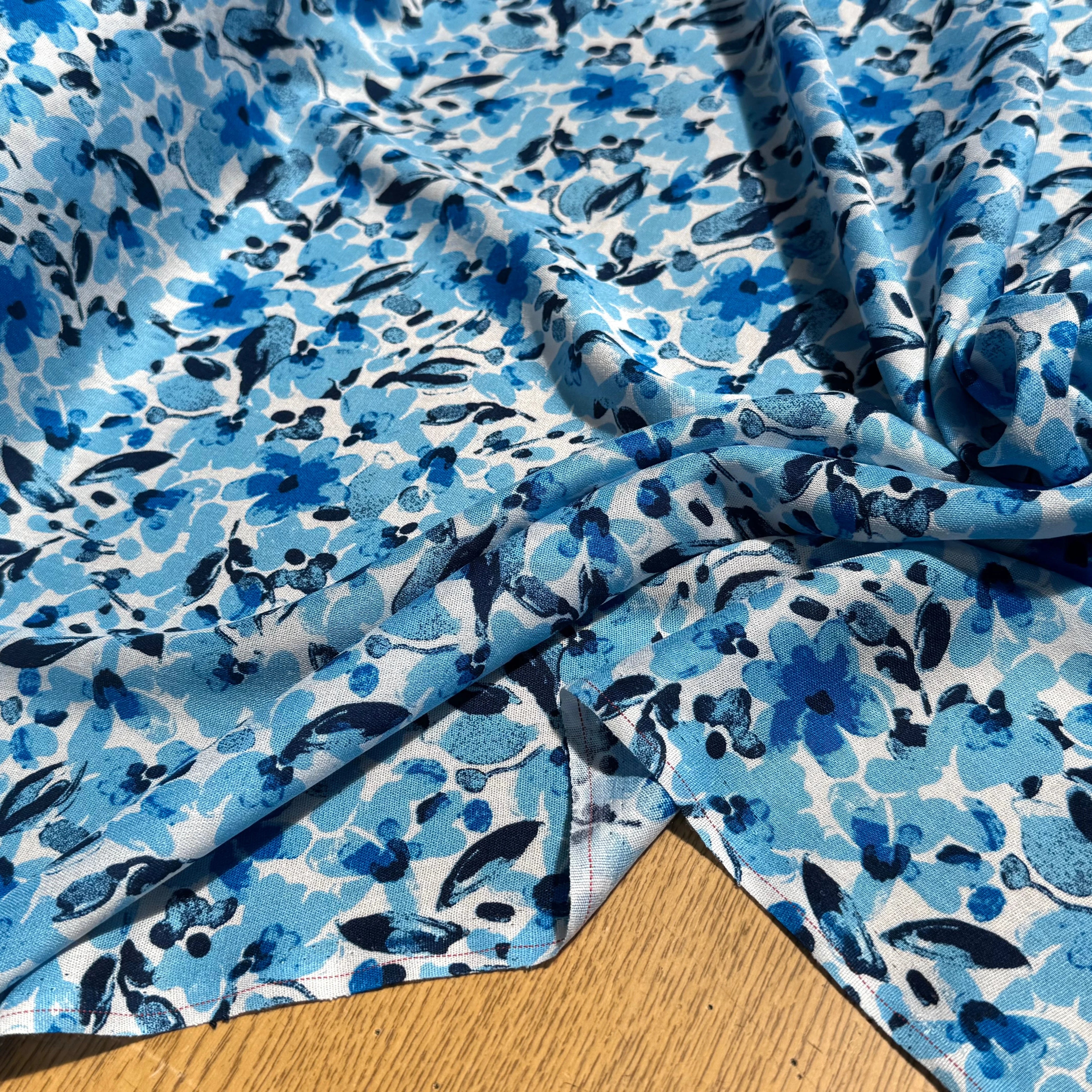 VISCOSE FLUIDE FOND BLANC MOTIFS FLORAUX BLEU - My Little Coupon