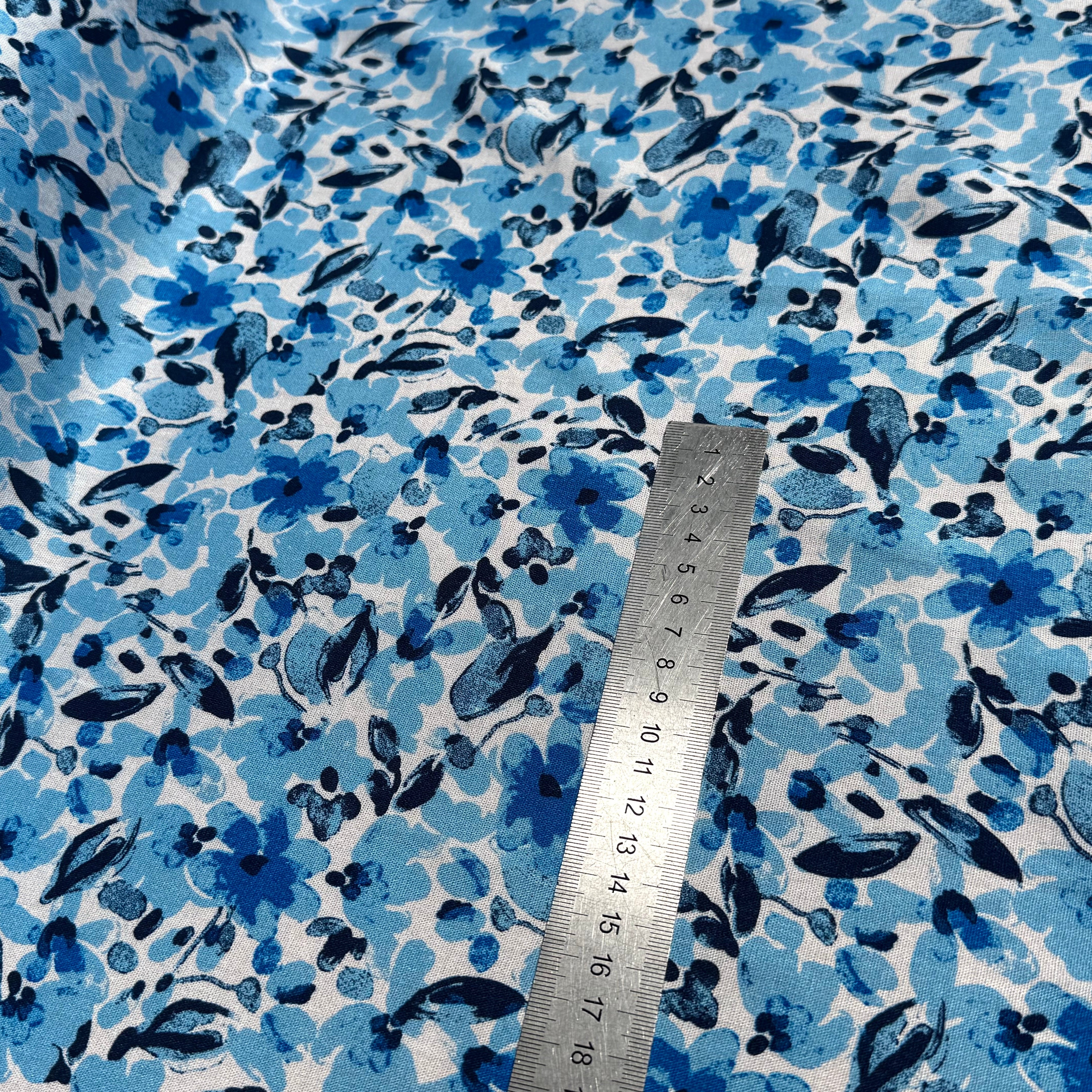 VISCOSE FLUIDE FOND BLANC MOTIFS FLORAUX BLEU - My Little Coupon