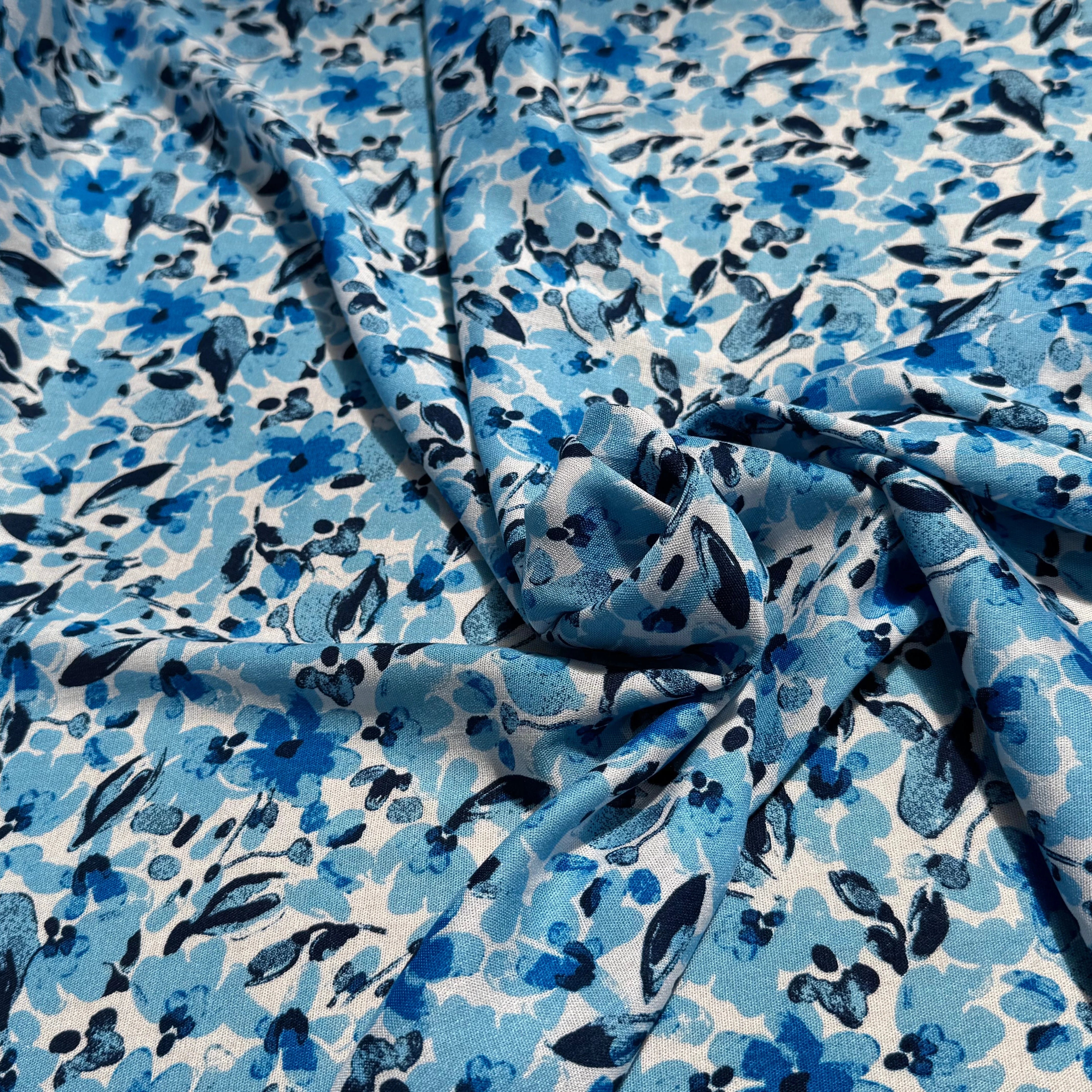 VISCOSE FLUIDE FOND BLANC MOTIFS FLORAUX BLEU - My Little Coupon