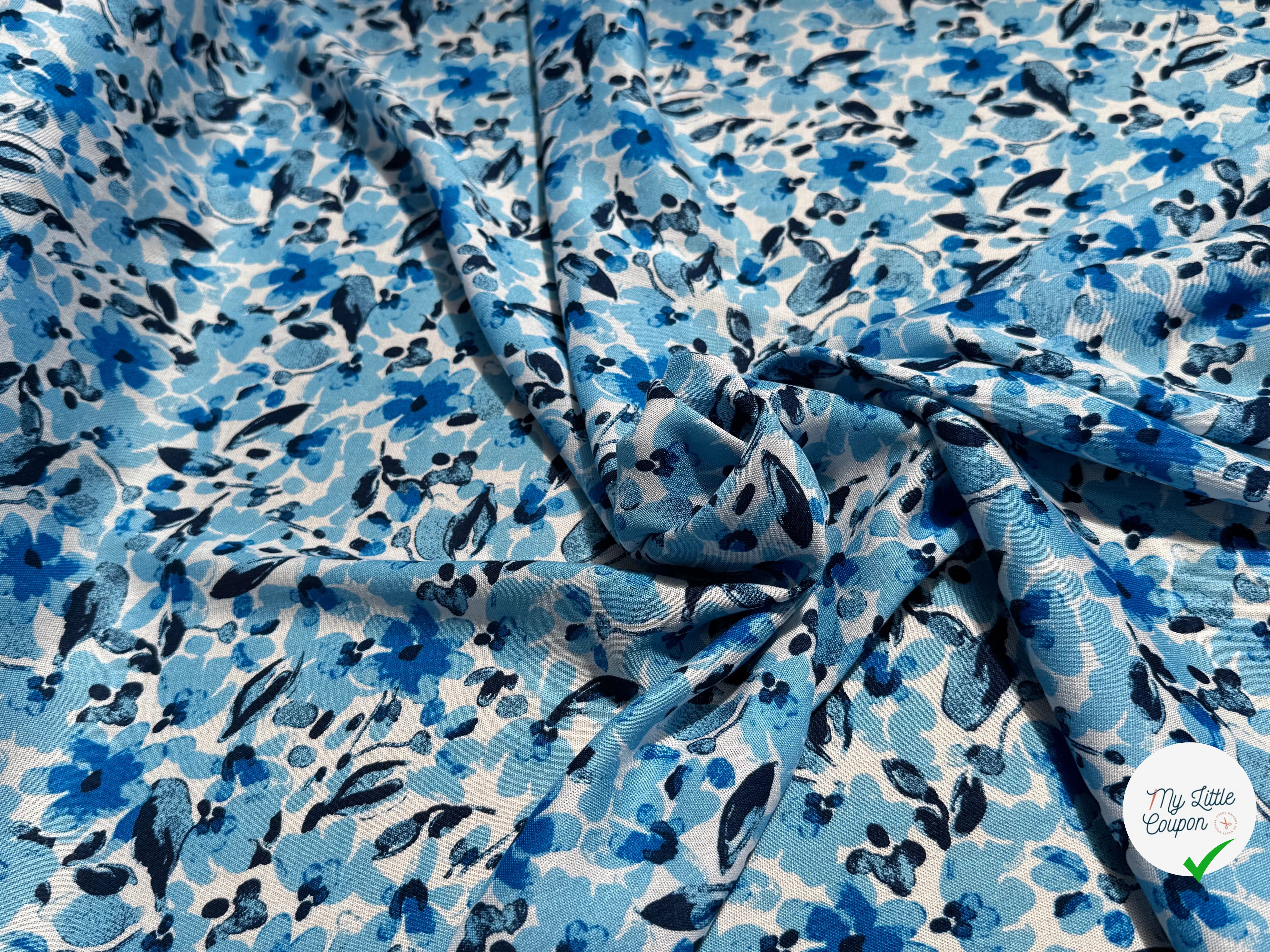 VISCOSE FLUIDE FOND BLANC MOTIFS FLORAUX BLEU - My Little Coupon