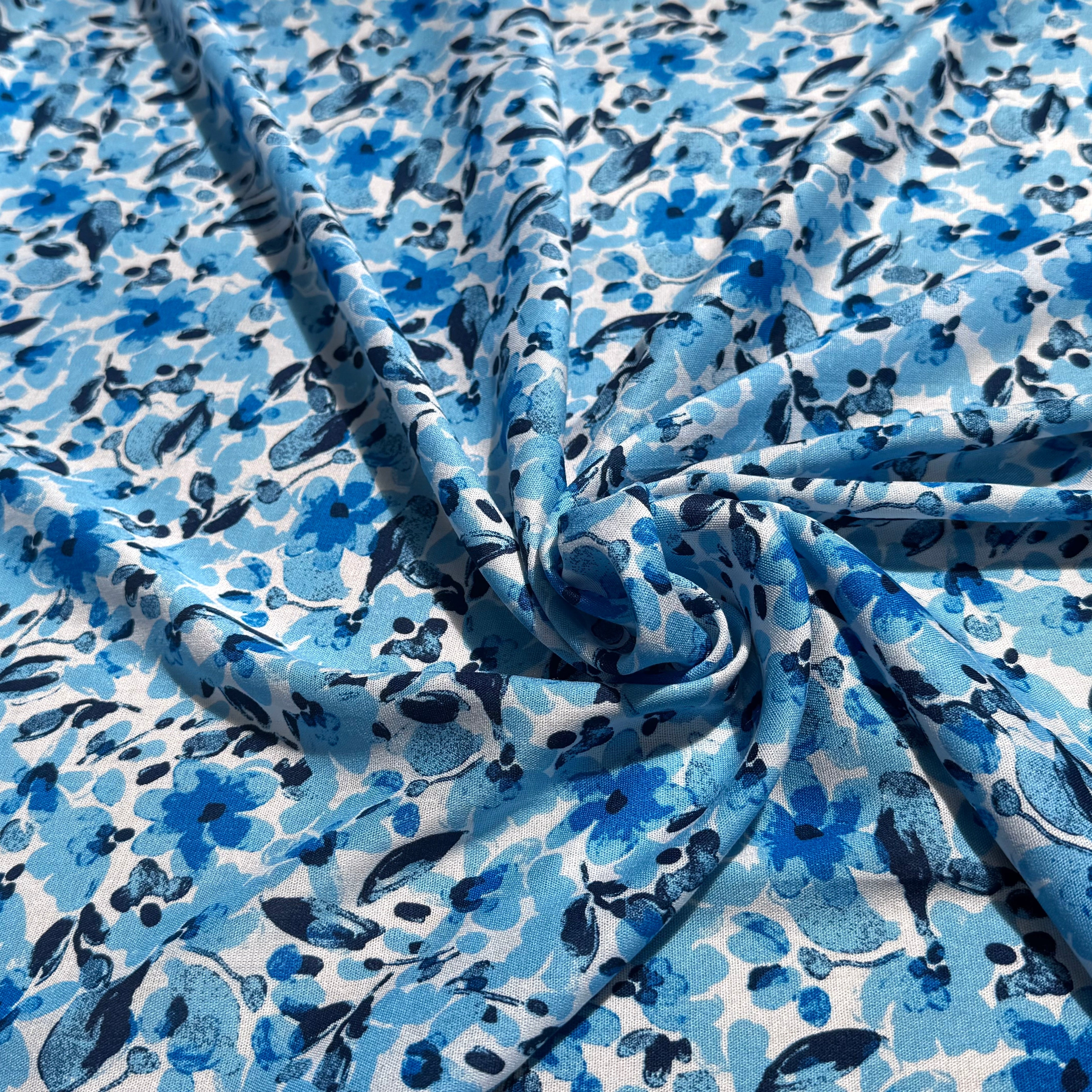 VISCOSE FLUIDE FOND BLANC MOTIFS FLORAUX BLEU - My Little Coupon