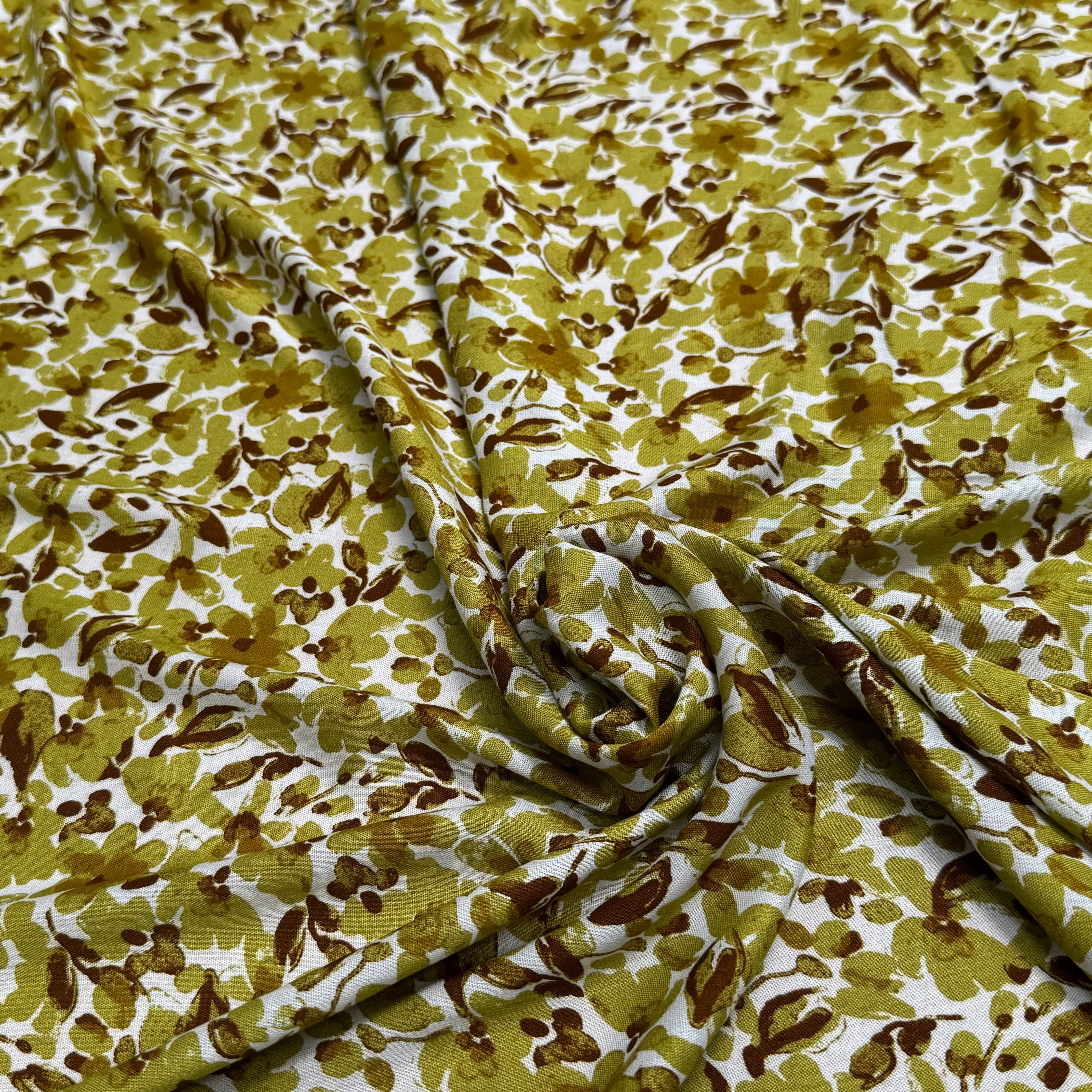 VISCOSE FLUIDE FOND BLANC MOTIFS FLORAUX VERT KAKI - My Little Coupon