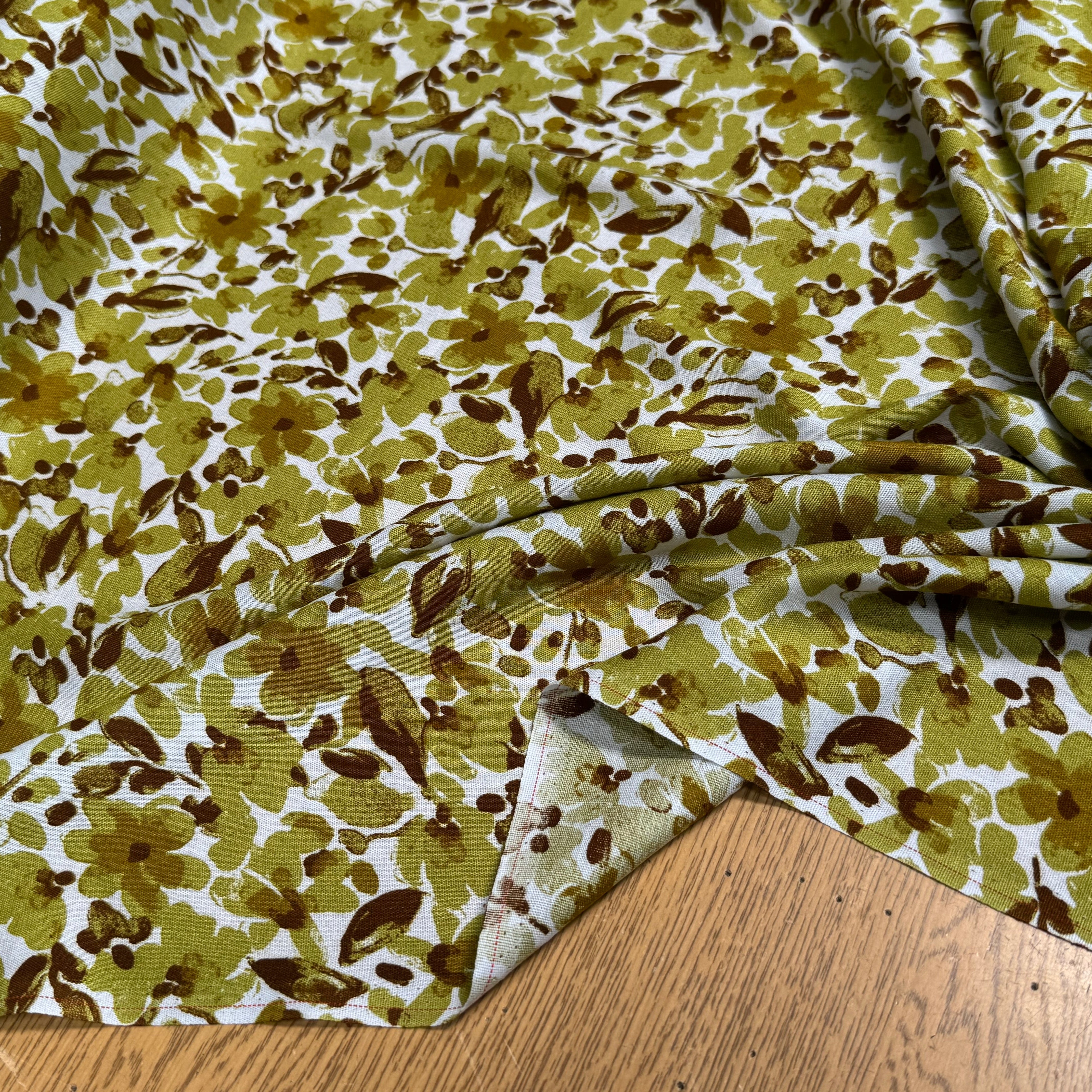 VISCOSE FLUIDE FOND BLANC MOTIFS FLORAUX VERT KAKI - My Little Coupon