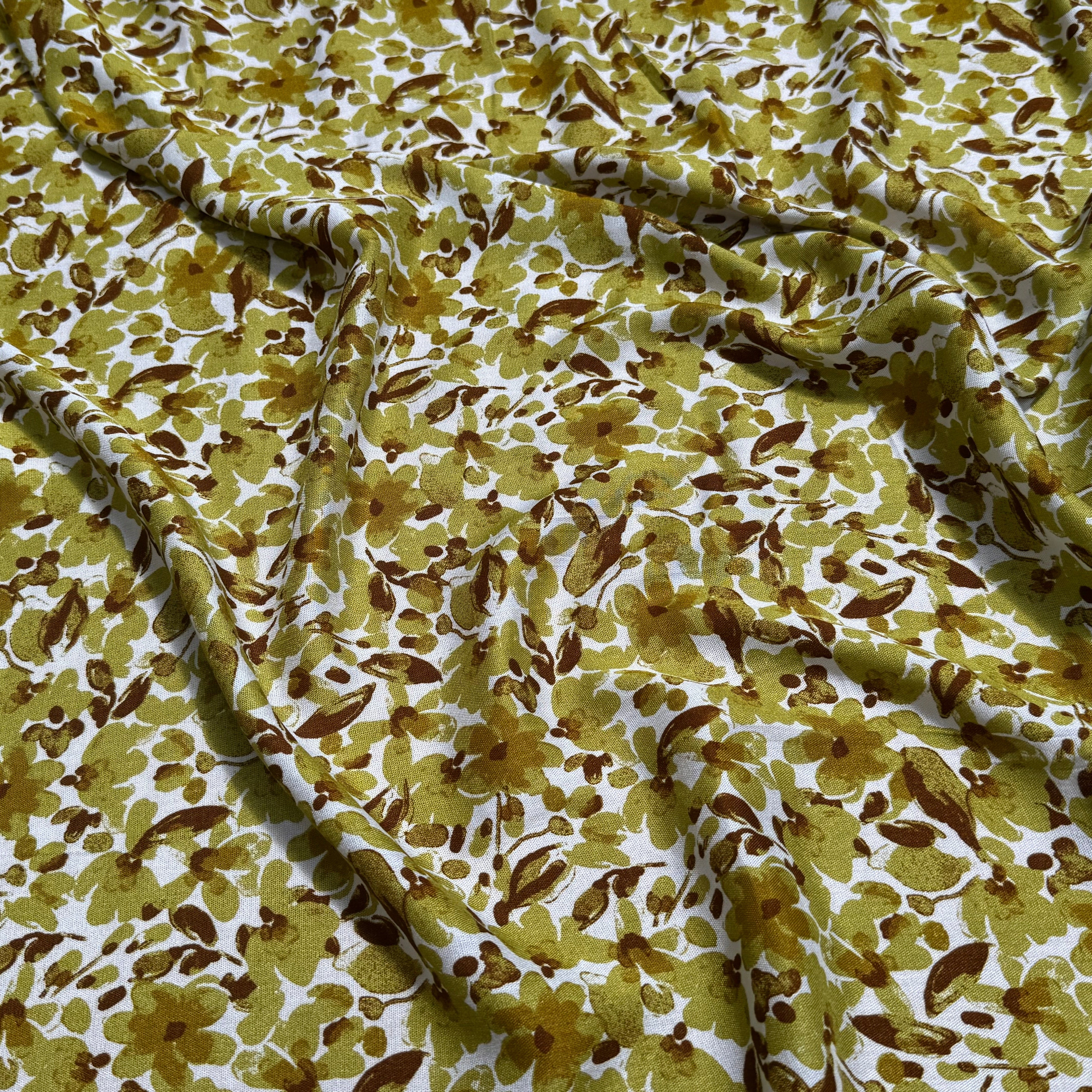 VISCOSE FLUIDE FOND BLANC MOTIFS FLORAUX VERT KAKI - My Little Coupon