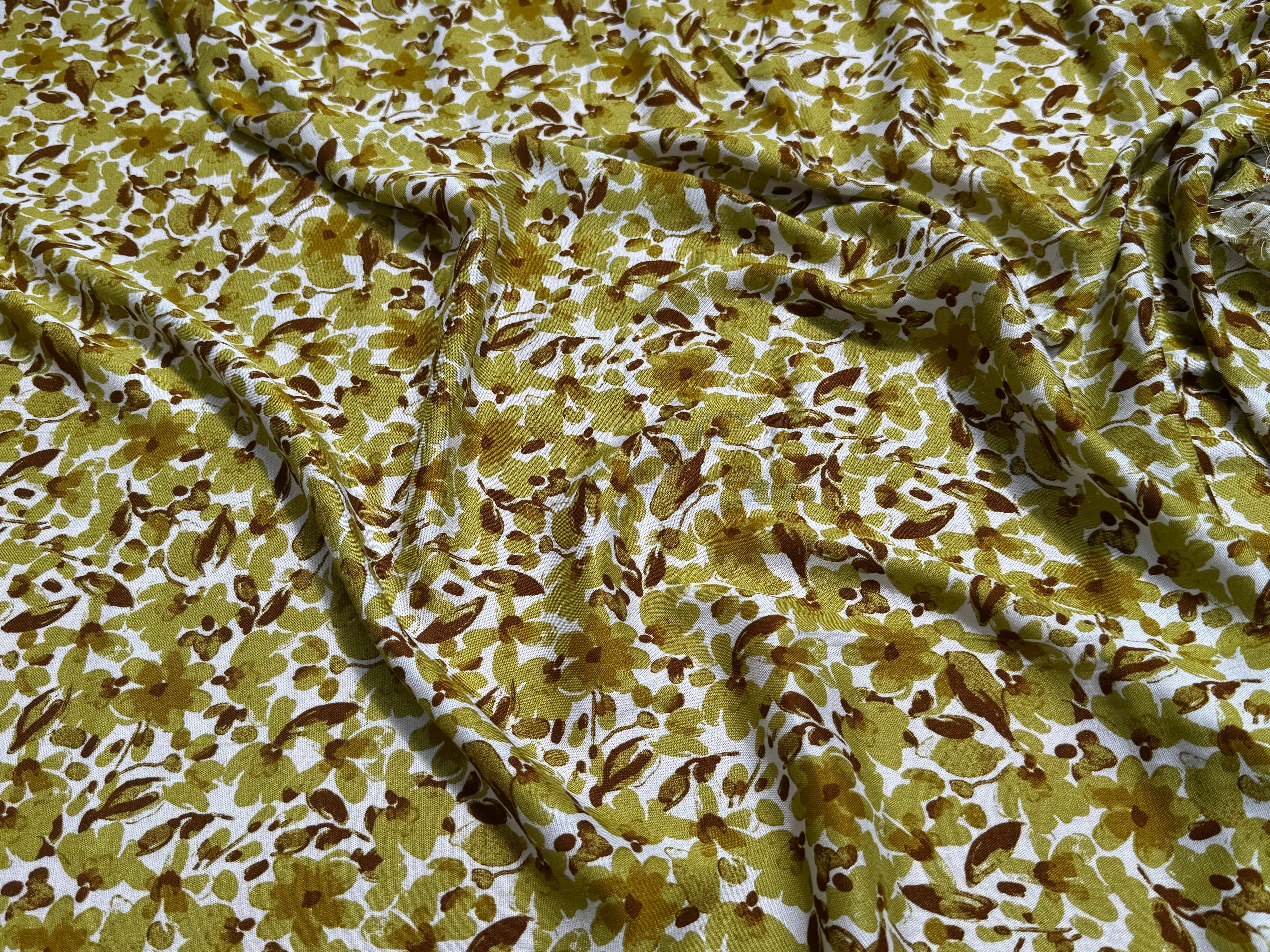 VISCOSE FLUIDE FOND BLANC MOTIFS FLORAUX VERT KAKI - My Little Coupon
