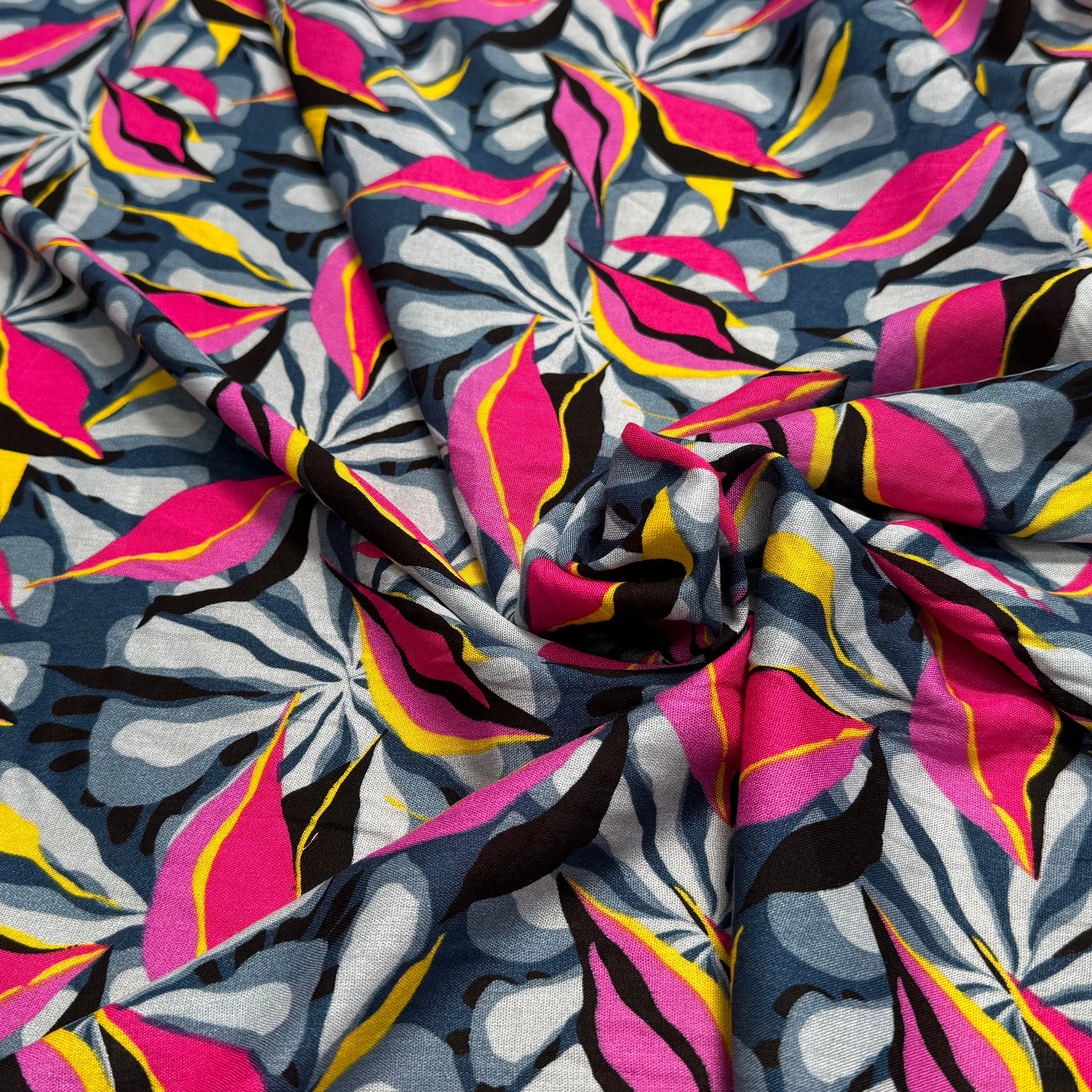 VISCOSE FLUIDE FOND GRIS MOTIFS FEUILLAGES ROSE JAUNE - My Little Coupon