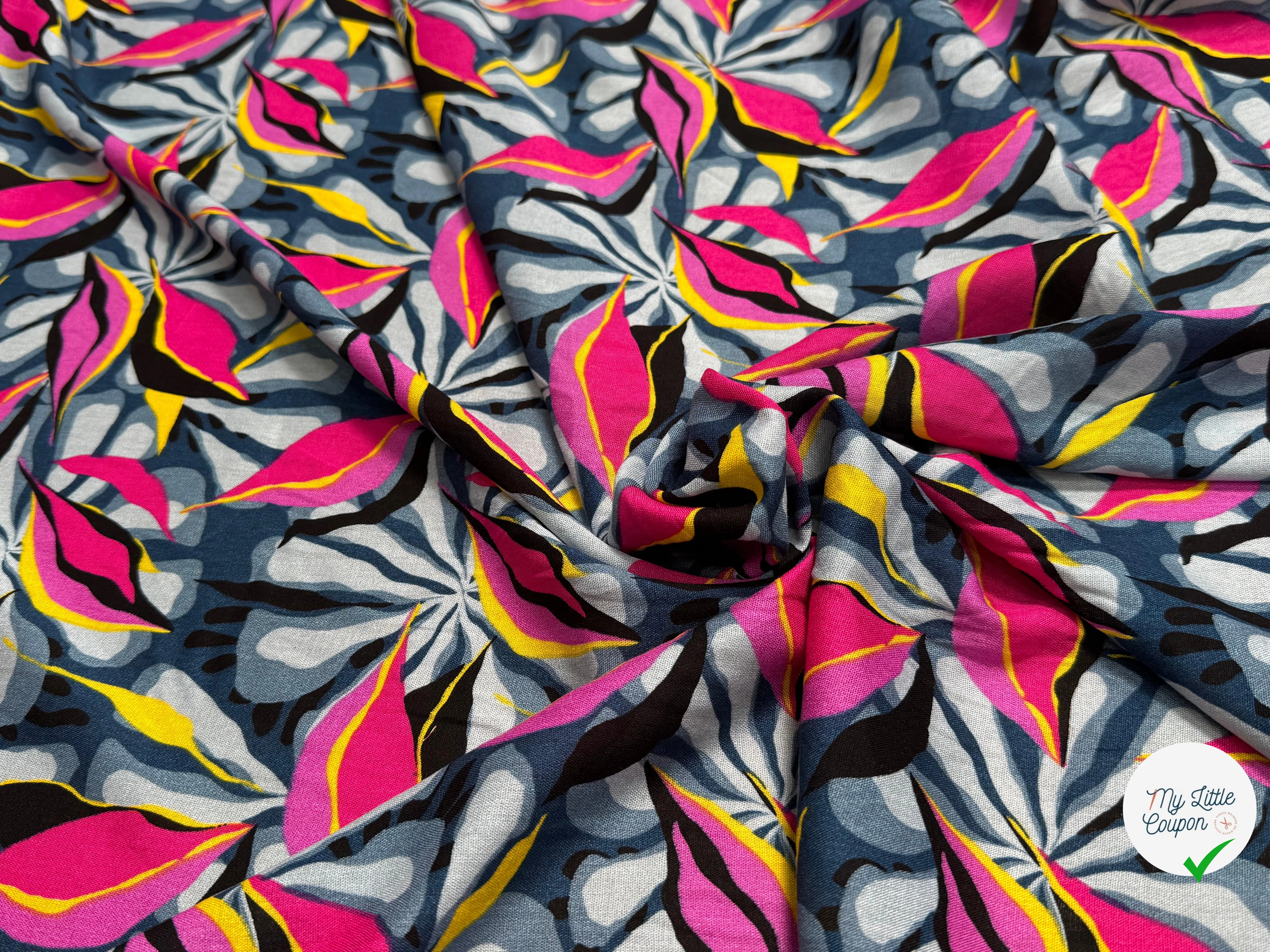 VISCOSE FLUIDE FOND GRIS MOTIFS FEUILLAGES ROSE JAUNE - My Little Coupon