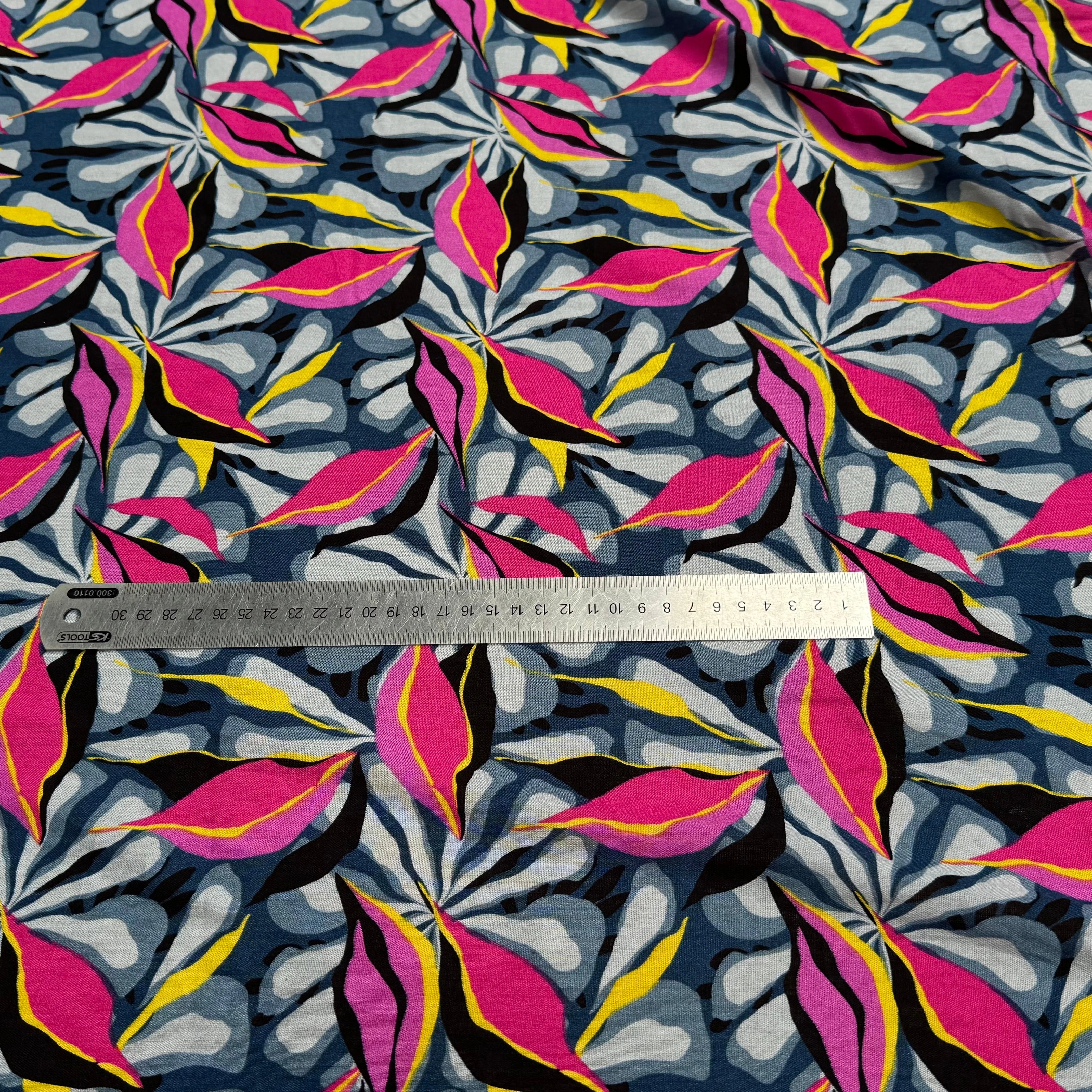 VISCOSE FLUIDE FOND GRIS MOTIFS FEUILLAGES ROSE JAUNE - My Little Coupon
