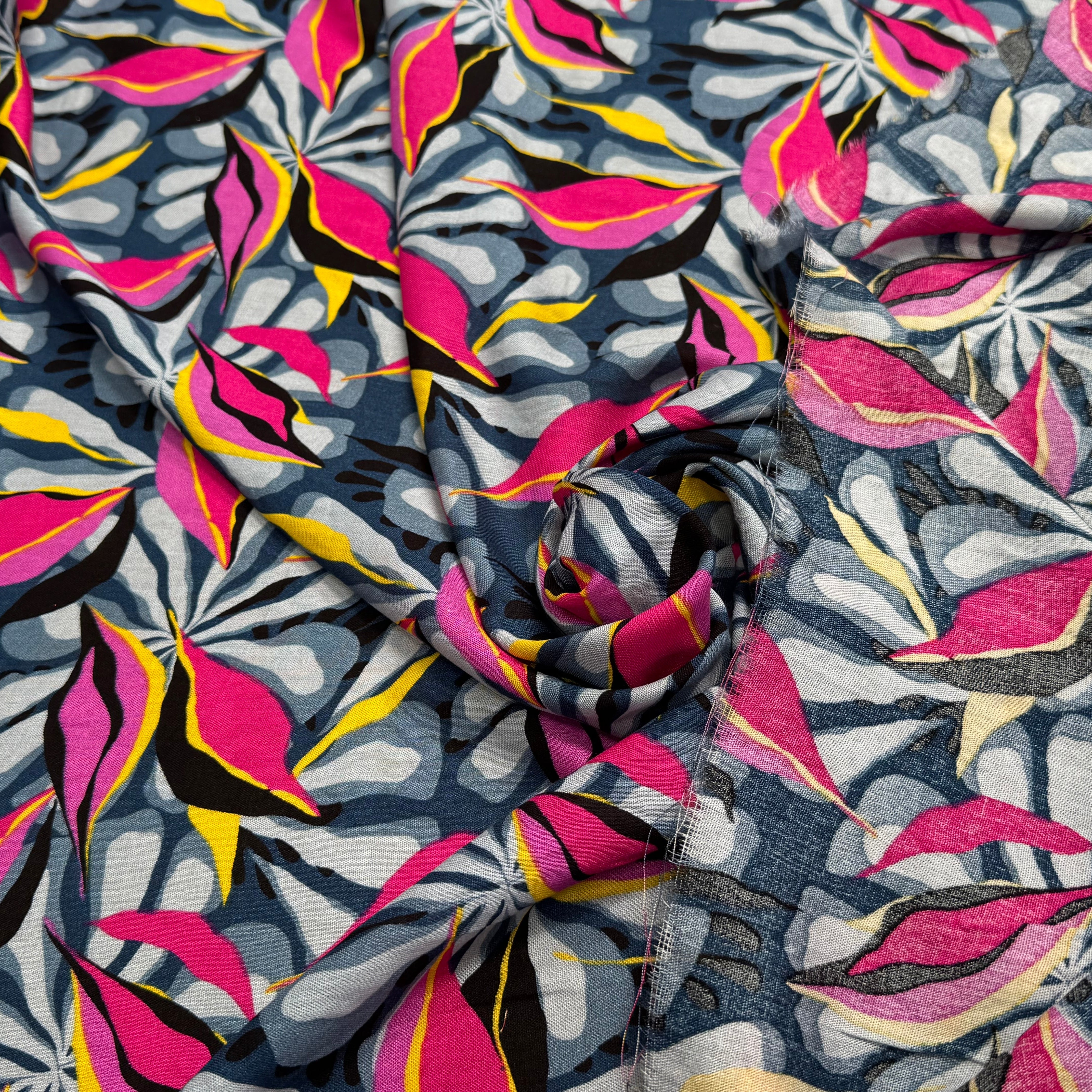 VISCOSE FLUIDE FOND GRIS MOTIFS FEUILLAGES ROSE JAUNE - My Little Coupon