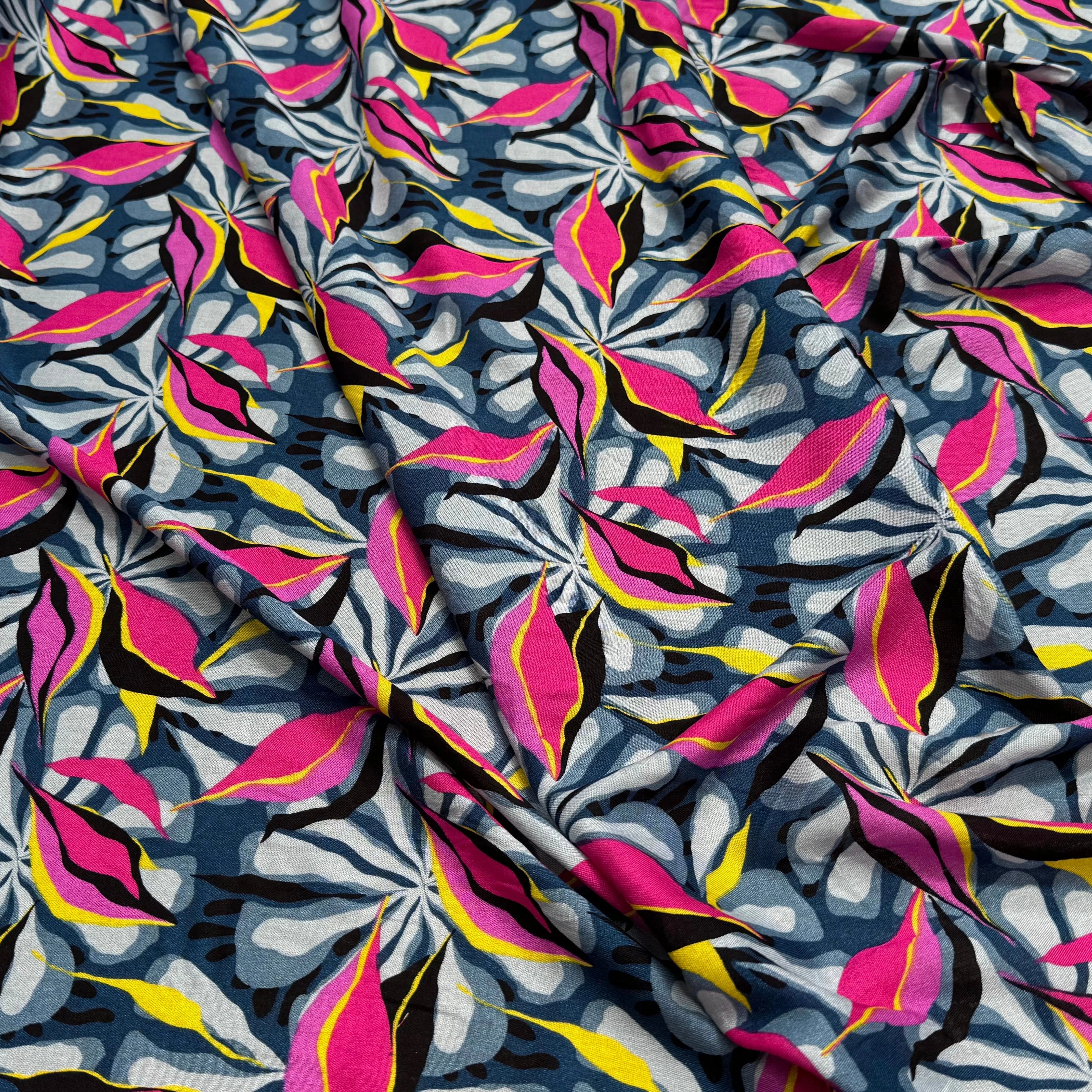 VISCOSE FLUIDE FOND GRIS MOTIFS FEUILLAGES ROSE JAUNE - My Little Coupon