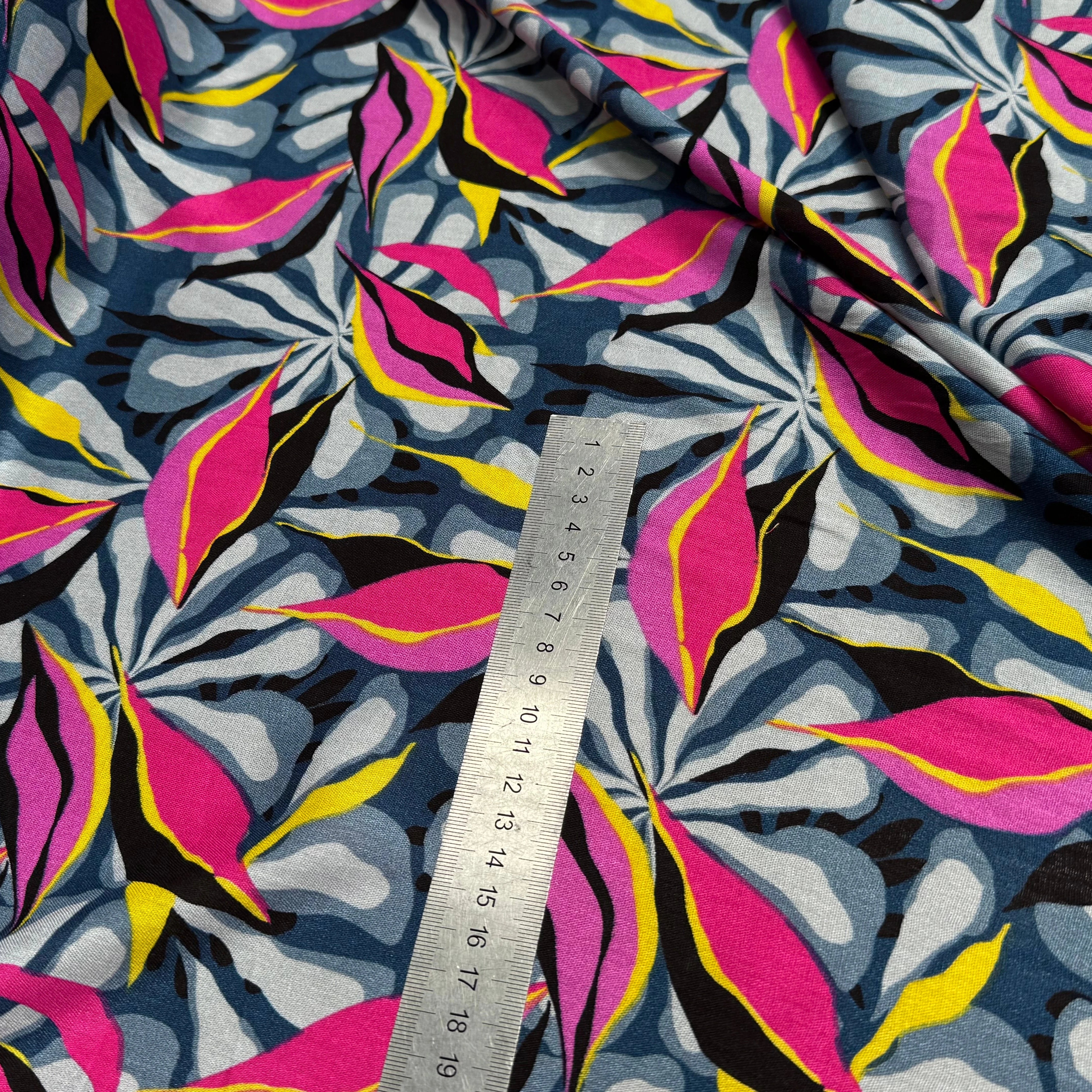 VISCOSE FLUIDE FOND GRIS MOTIFS FEUILLAGES ROSE JAUNE - My Little Coupon