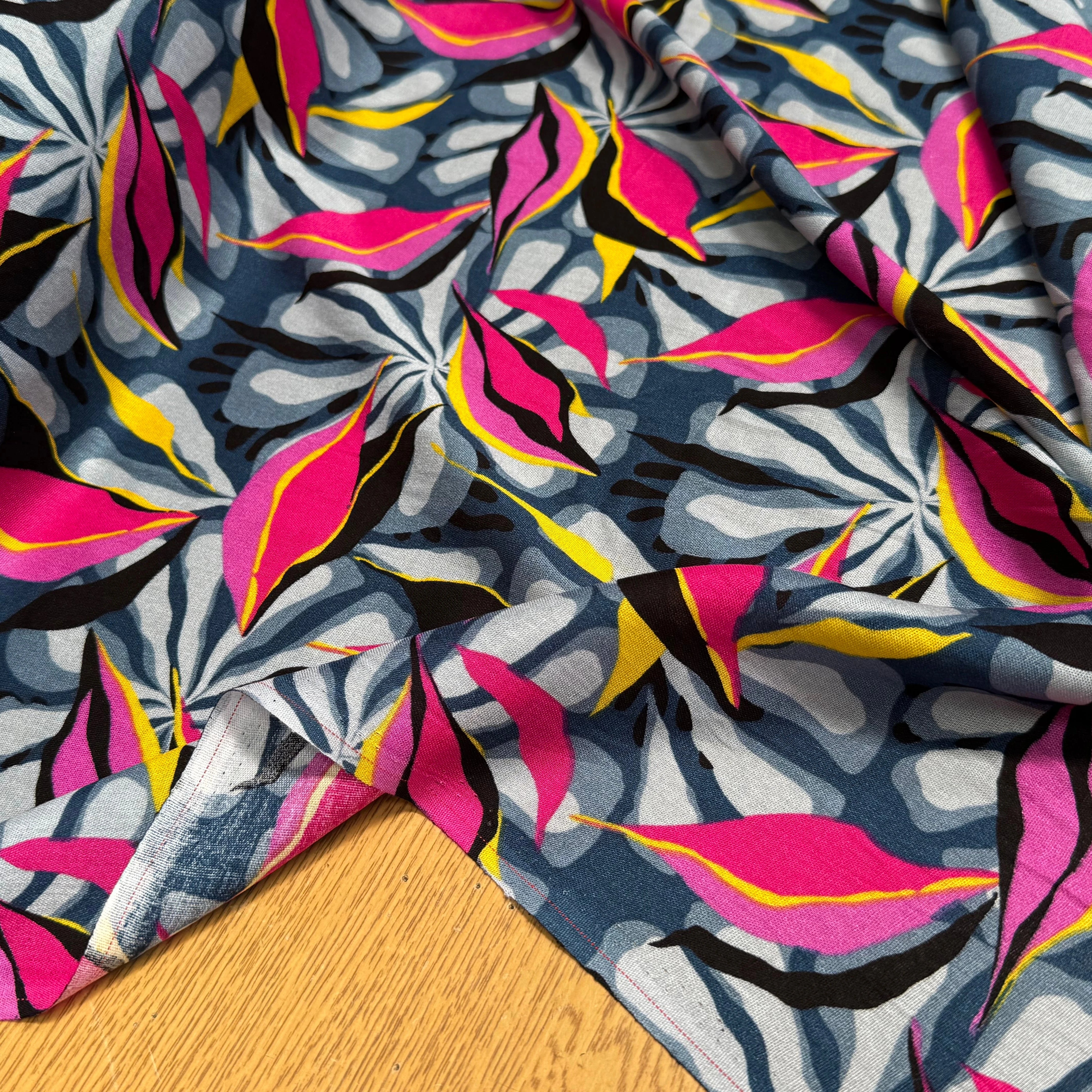 VISCOSE FLUIDE FOND GRIS MOTIFS FEUILLAGES ROSE JAUNE - My Little Coupon