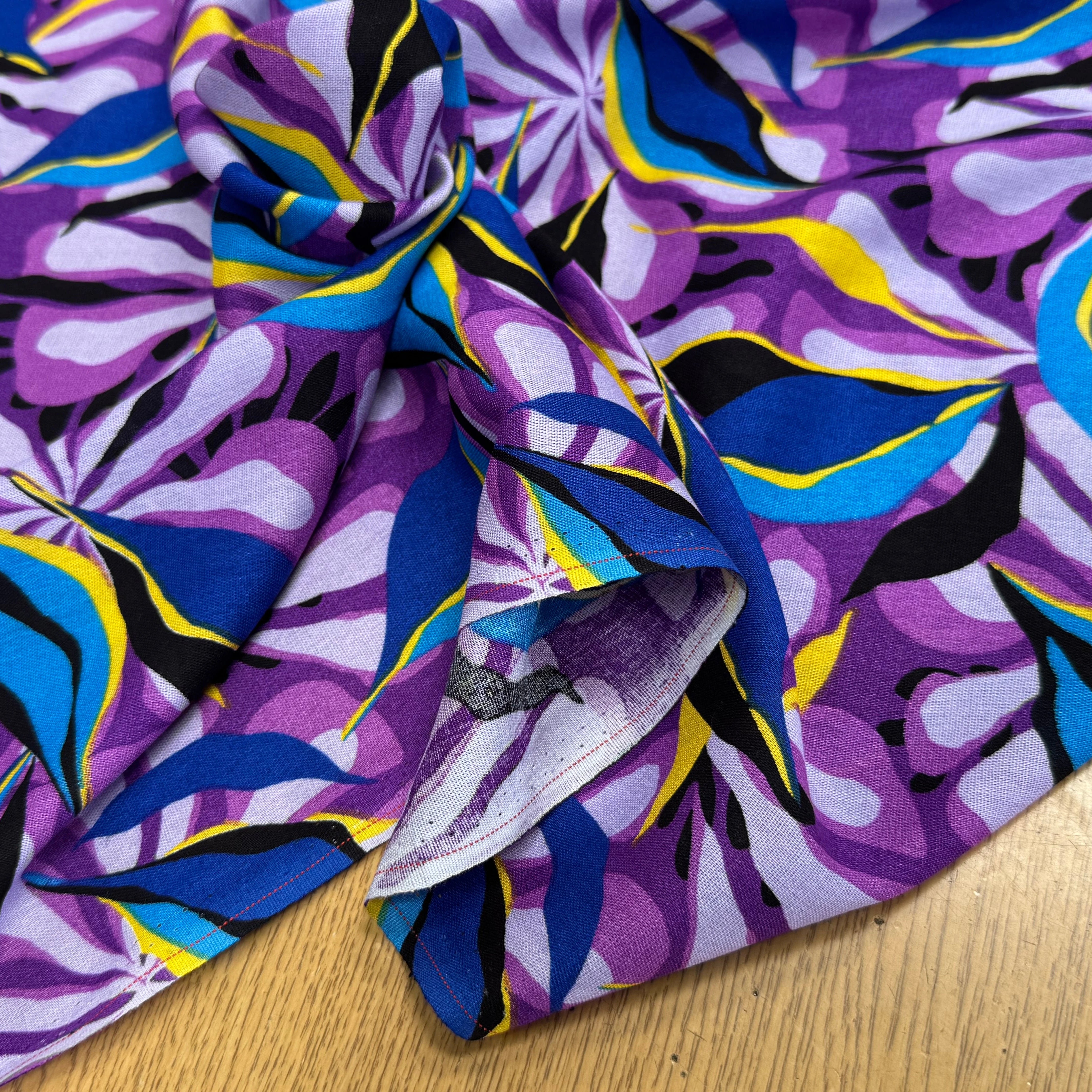 VISCOSE FLUIDE FOND VIOLET MOTIFS FEUILLAGES BLEU NOIR - My Little Coupon