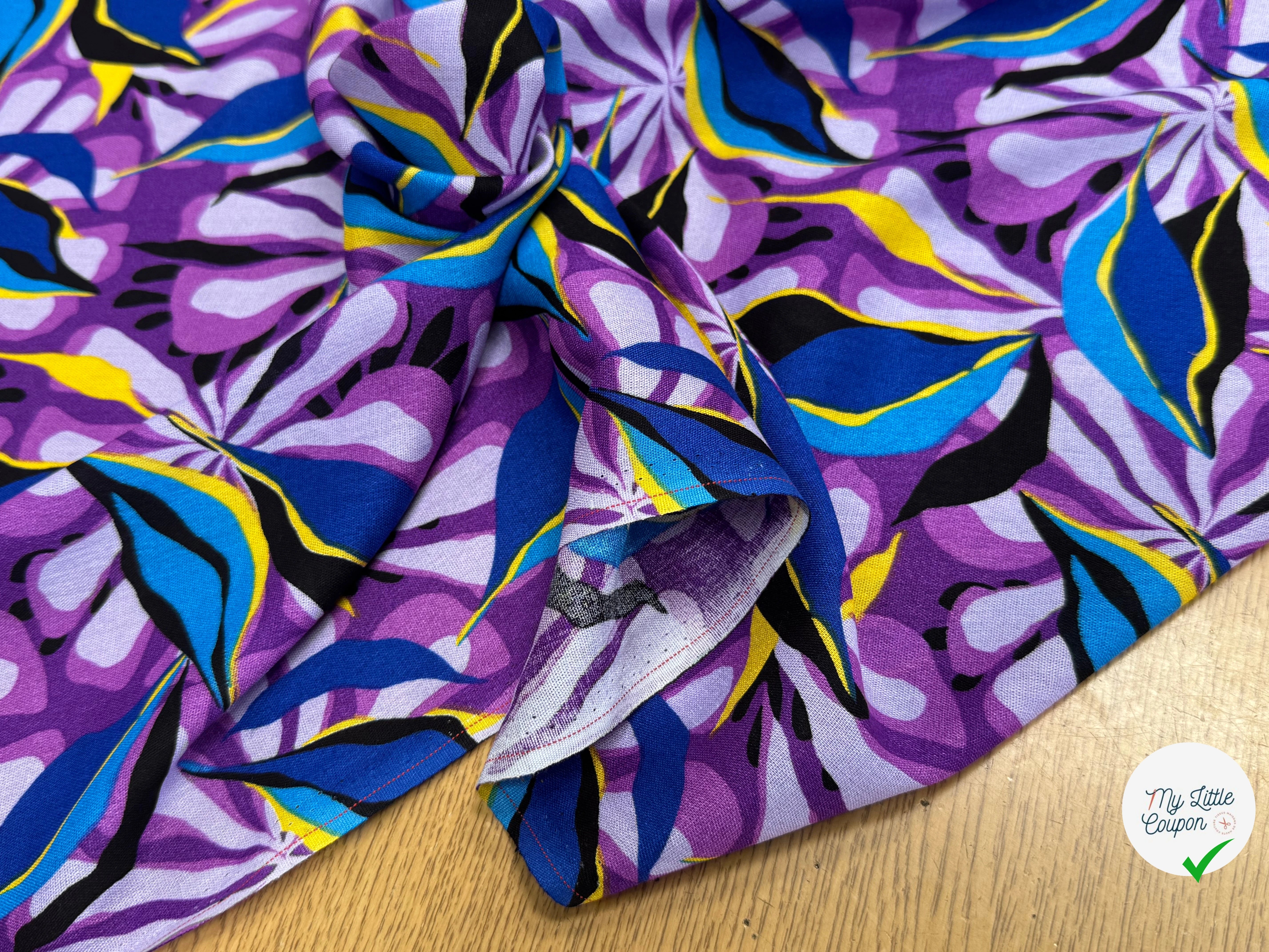 VISCOSE FLUIDE FOND VIOLET MOTIFS FEUILLAGES BLEU NOIR - My Little Coupon