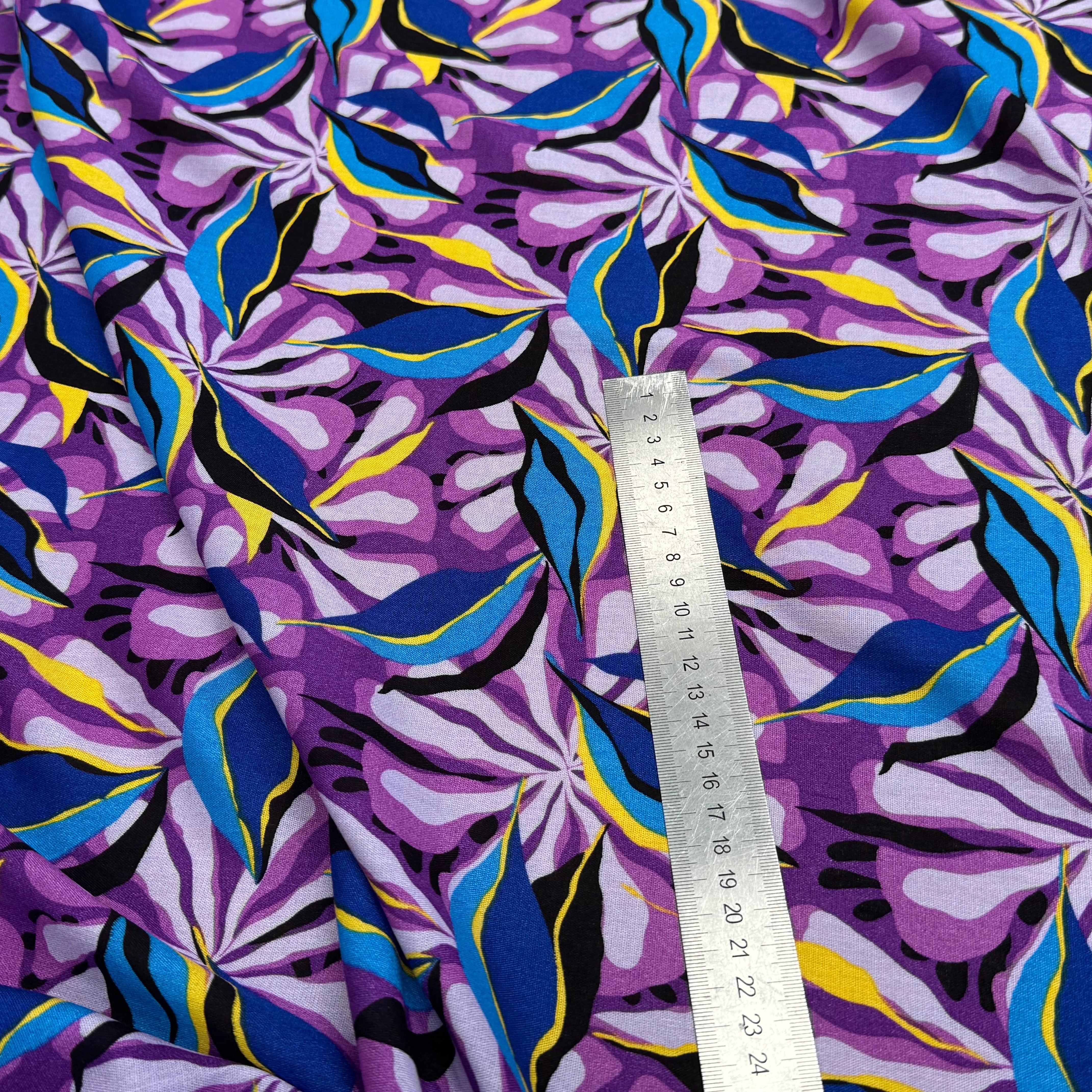 VISCOSE FLUIDE FOND VIOLET MOTIFS FEUILLAGES BLEU NOIR - My Little Coupon