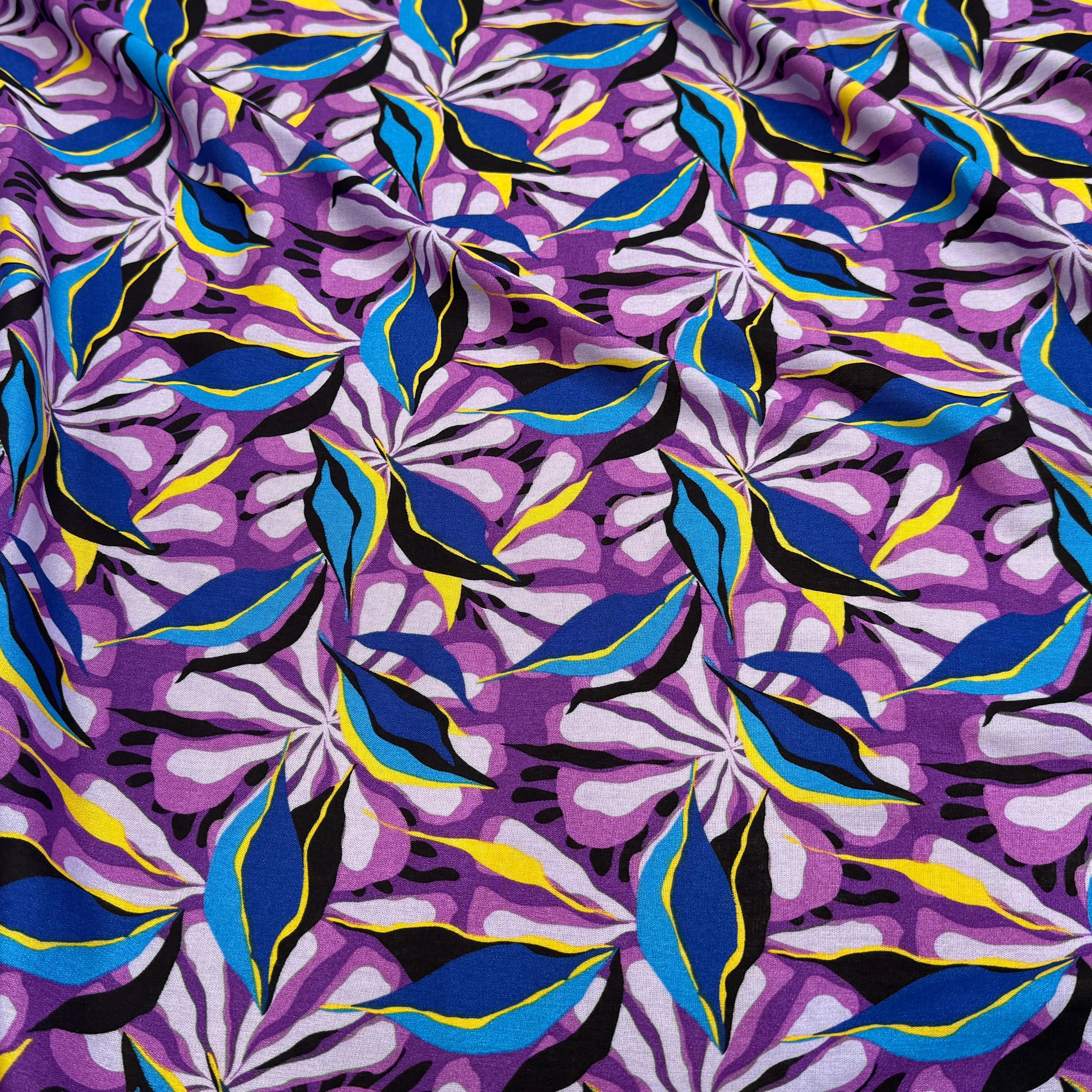 VISCOSE FLUIDE FOND VIOLET MOTIFS FEUILLAGES BLEU NOIR - My Little Coupon