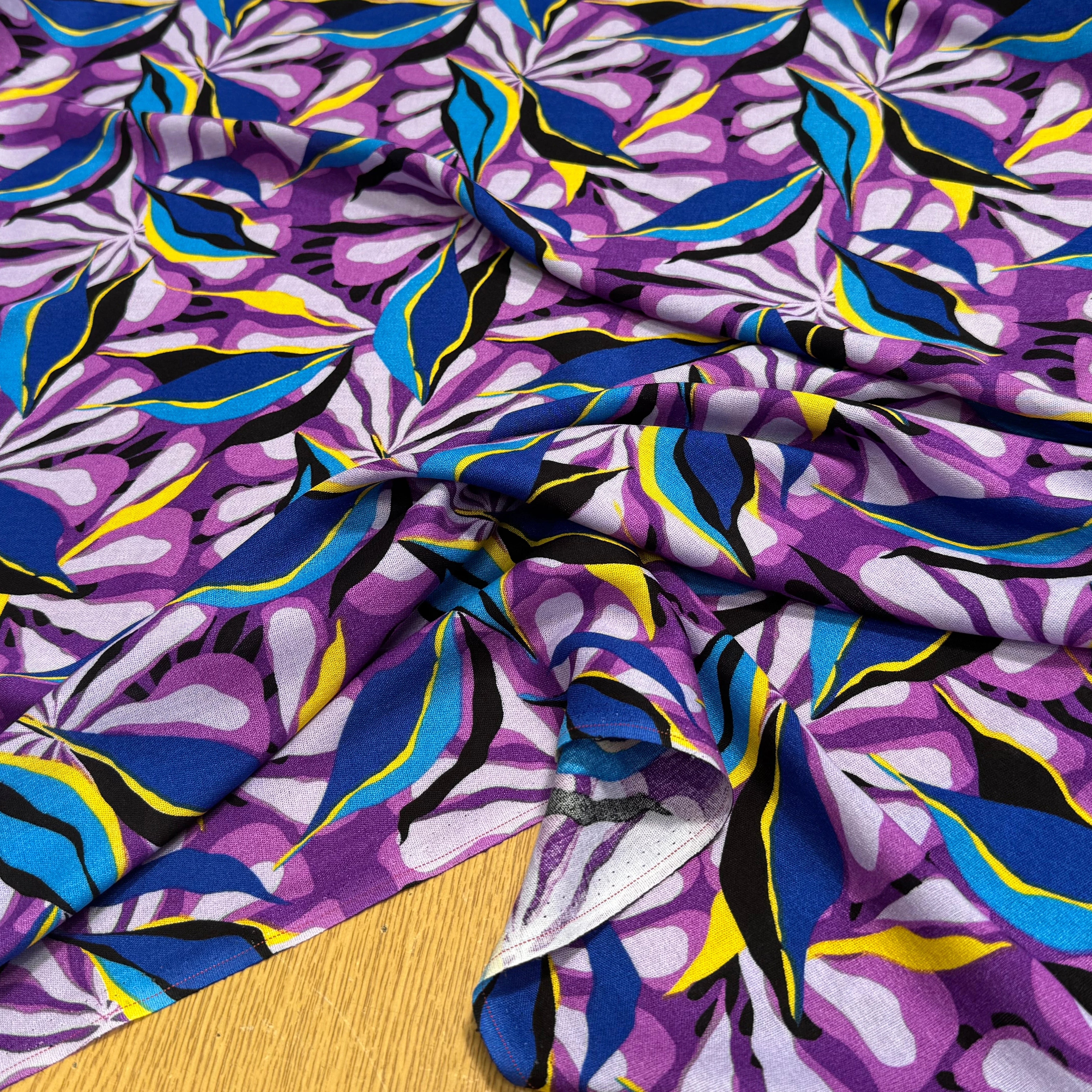 VISCOSE FLUIDE FOND VIOLET MOTIFS FEUILLAGES BLEU NOIR - My Little Coupon
