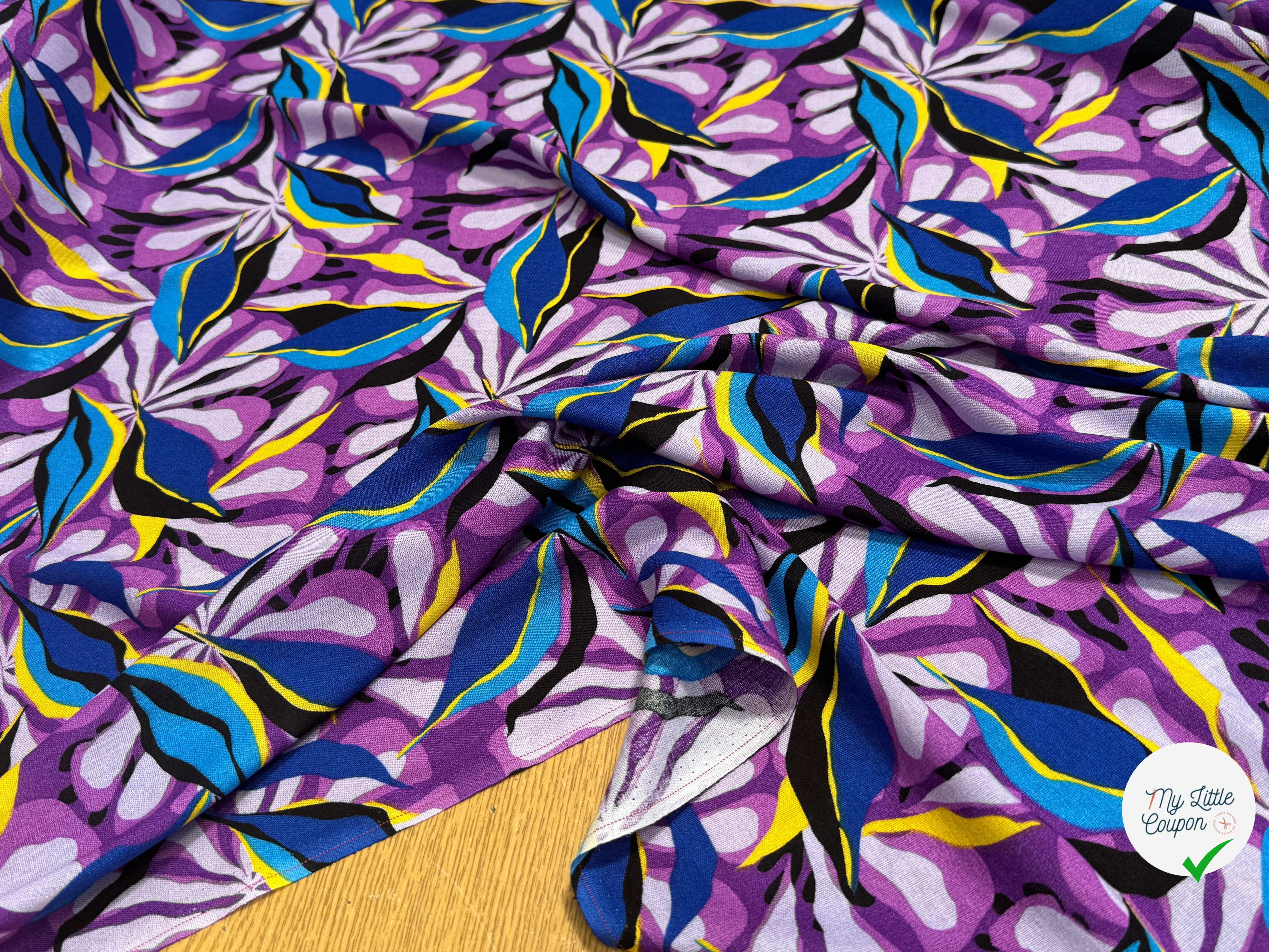 VISCOSE FLUIDE FOND VIOLET MOTIFS FEUILLAGES BLEU NOIR - My Little Coupon
