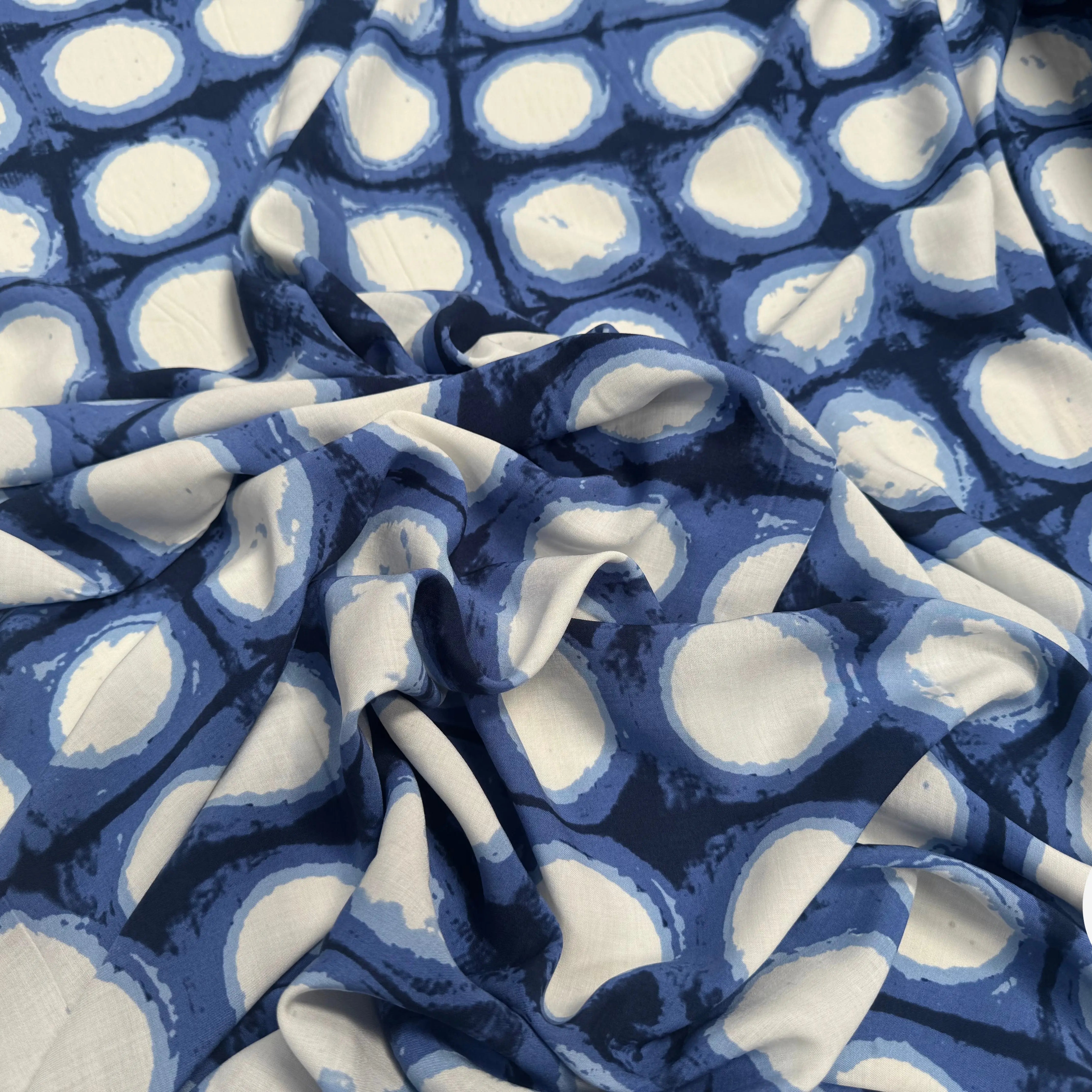 VISCOSE FLUIDE LÉGÈRE MOTIF CIRCULAIRE BLANC FOND BLEU - My Little Coupon