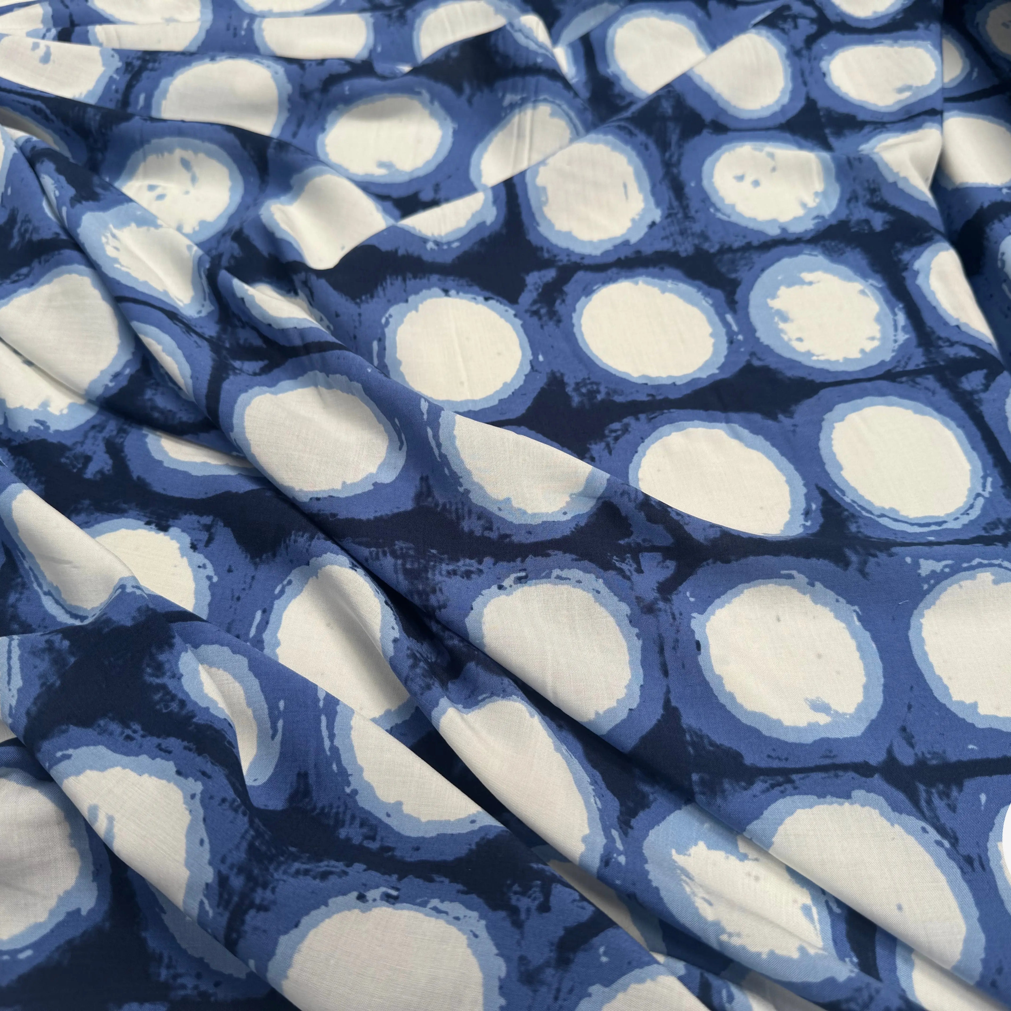 VISCOSE FLUIDE LÉGÈRE MOTIF CIRCULAIRE BLANC FOND BLEU - My Little Coupon