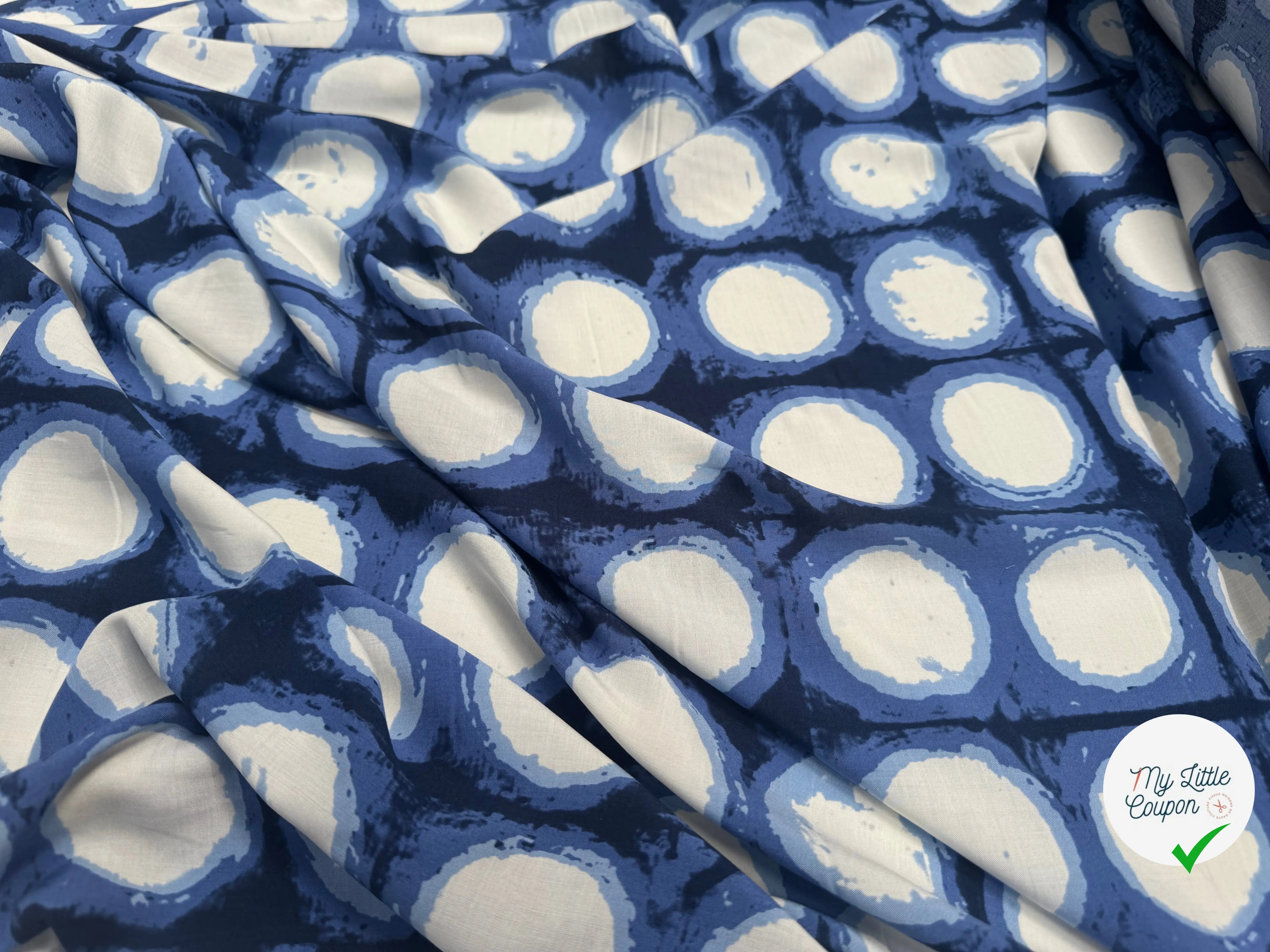 VISCOSE FLUIDE LÉGÈRE MOTIF CIRCULAIRE BLANC FOND BLEU - My Little Coupon