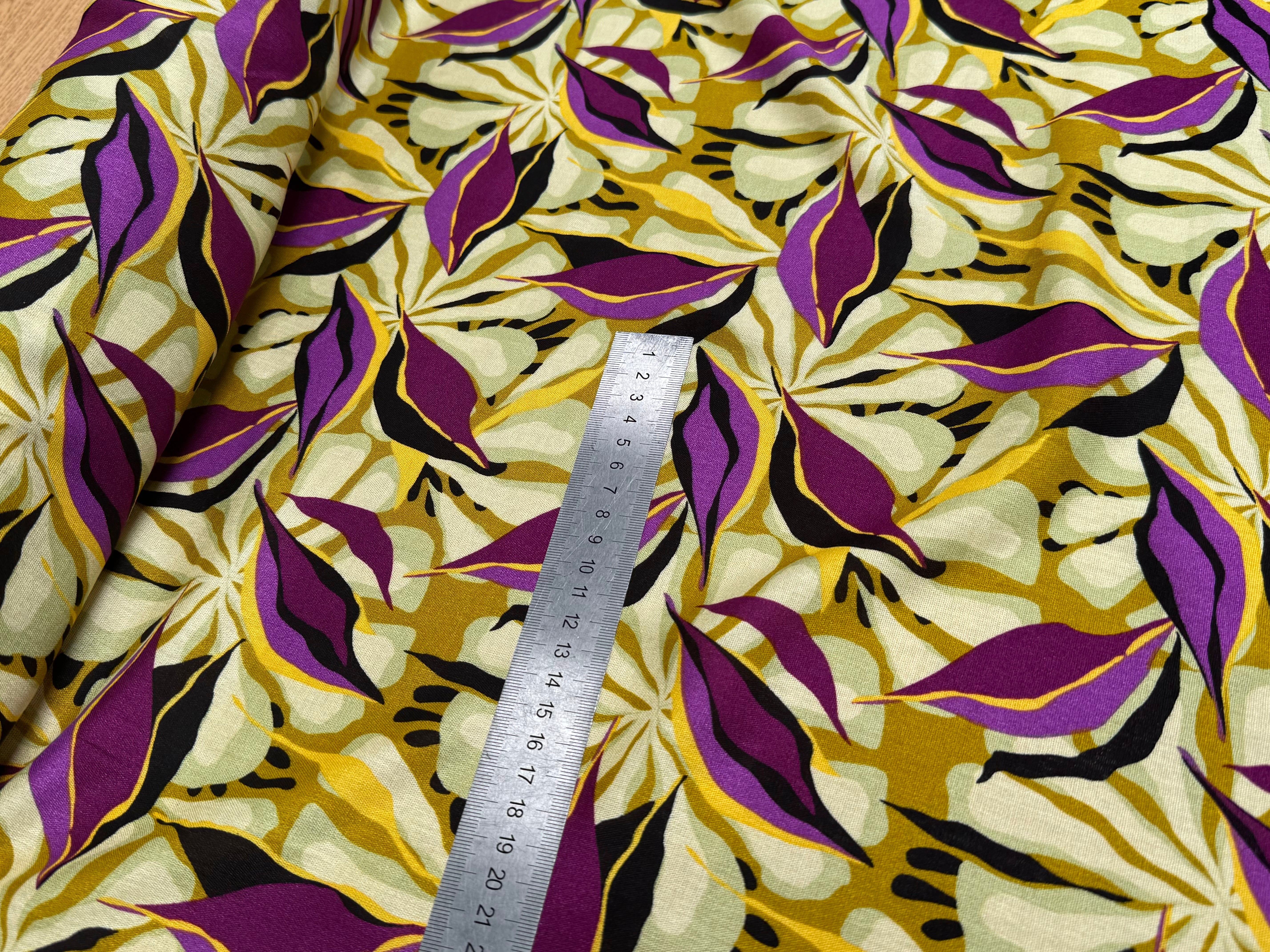 VISCOSE FLUIDE MOTIFS FEUILLAGES VIOLET NOIR - My Little Coupon