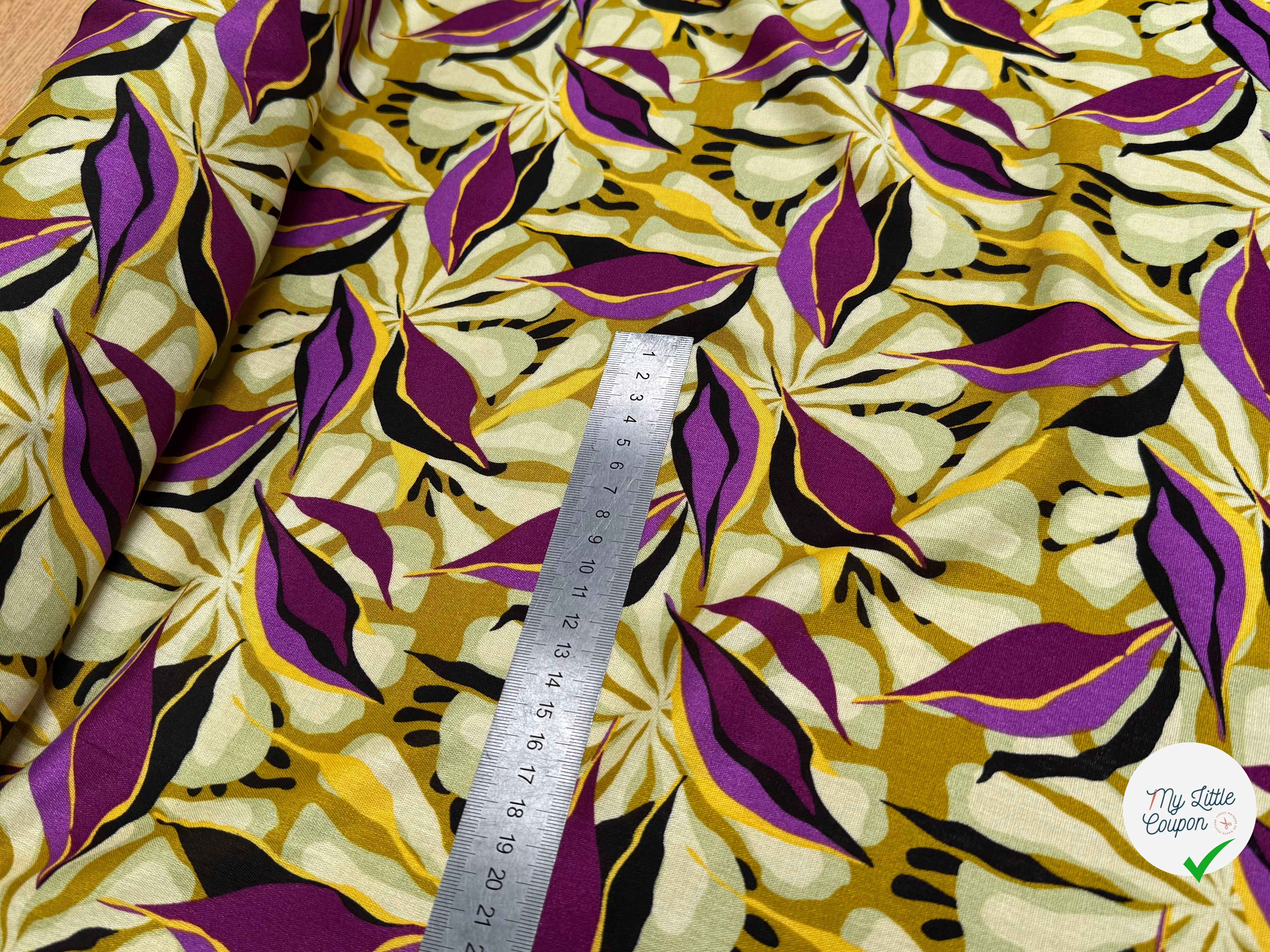 VISCOSE FLUIDE MOTIFS FEUILLAGES VIOLET NOIR - My Little Coupon