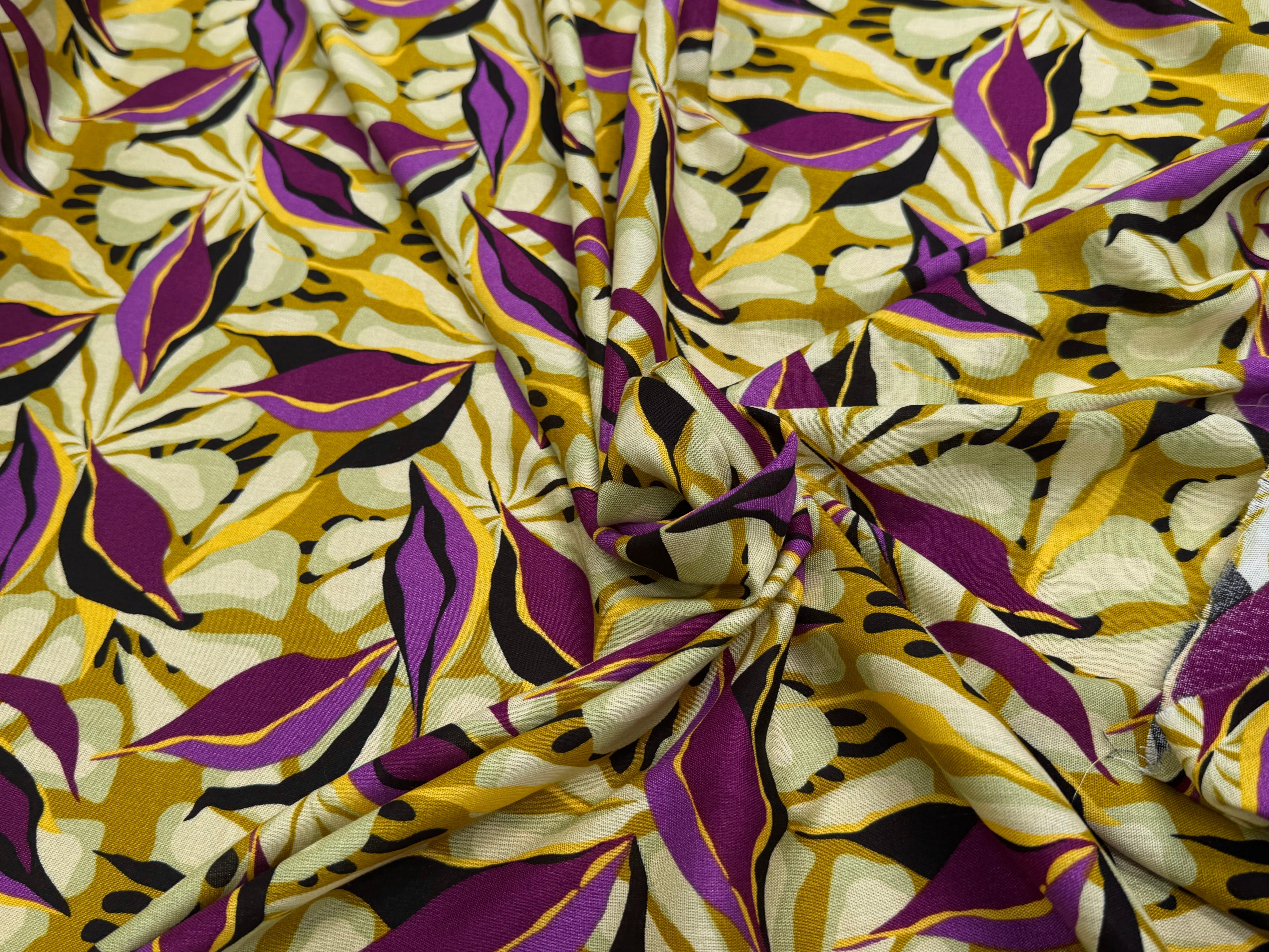 VISCOSE FLUIDE MOTIFS FEUILLAGES VIOLET NOIR - My Little Coupon
