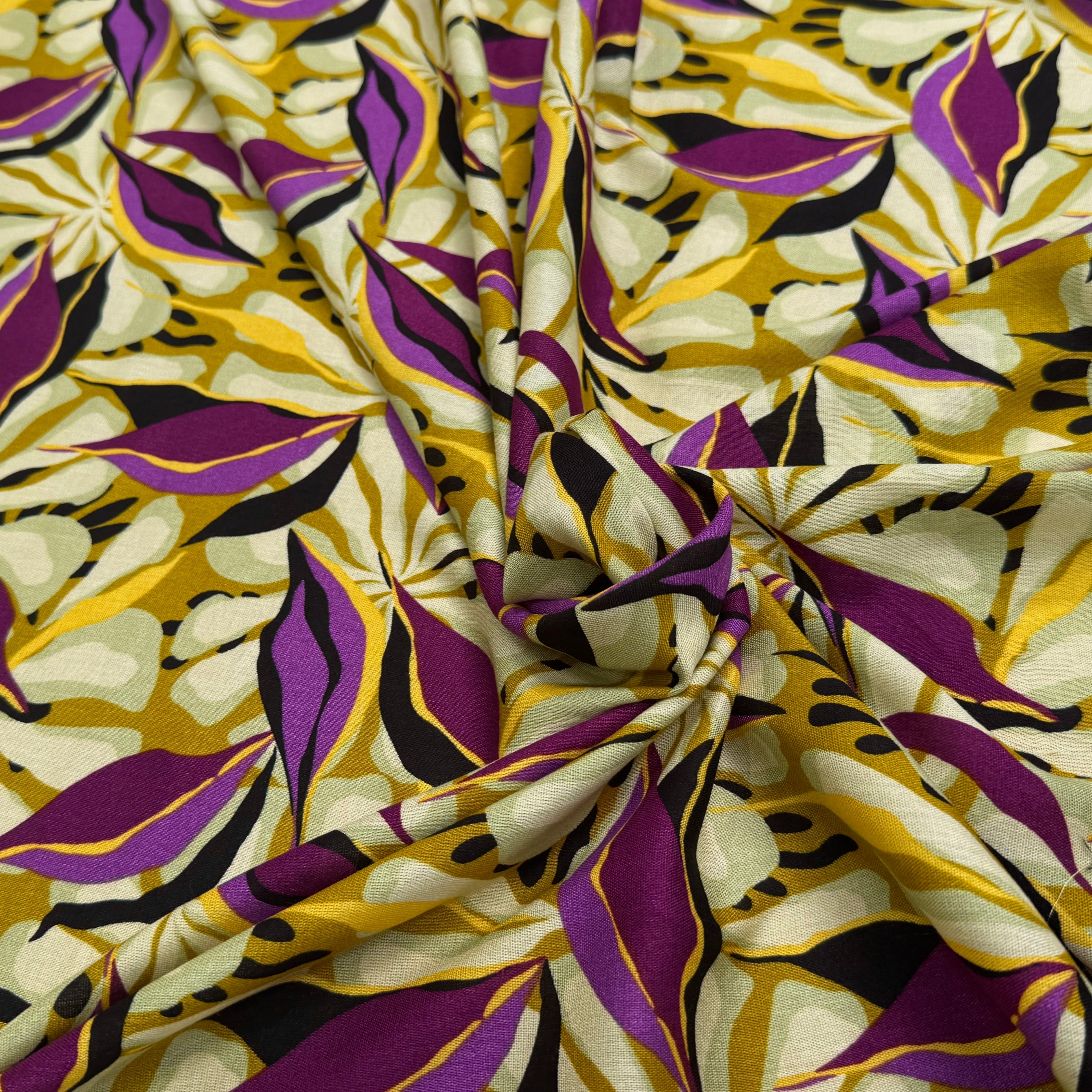 VISCOSE FLUIDE MOTIFS FEUILLAGES VIOLET NOIR - My Little Coupon
