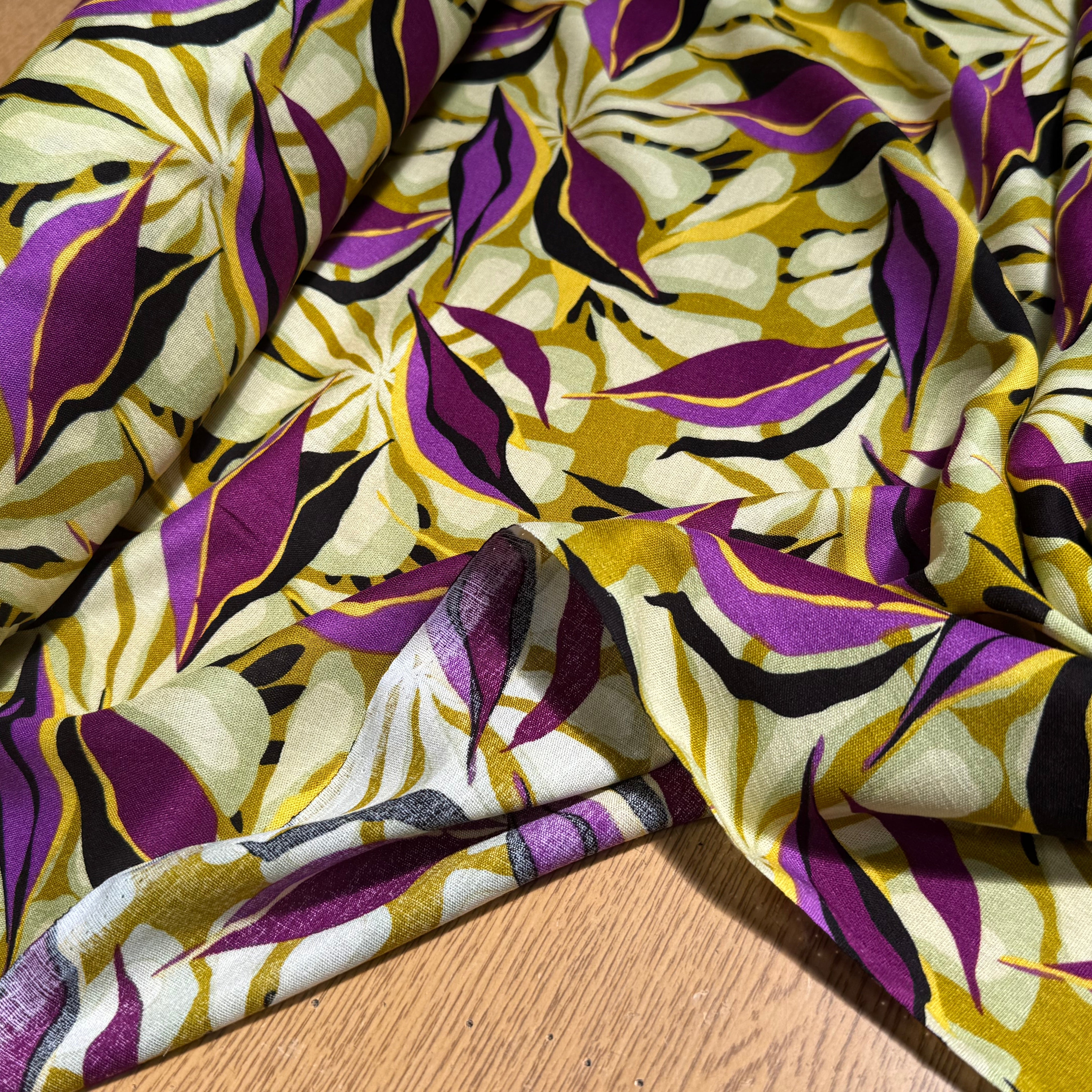 VISCOSE FLUIDE MOTIFS FEUILLAGES VIOLET NOIR - My Little Coupon