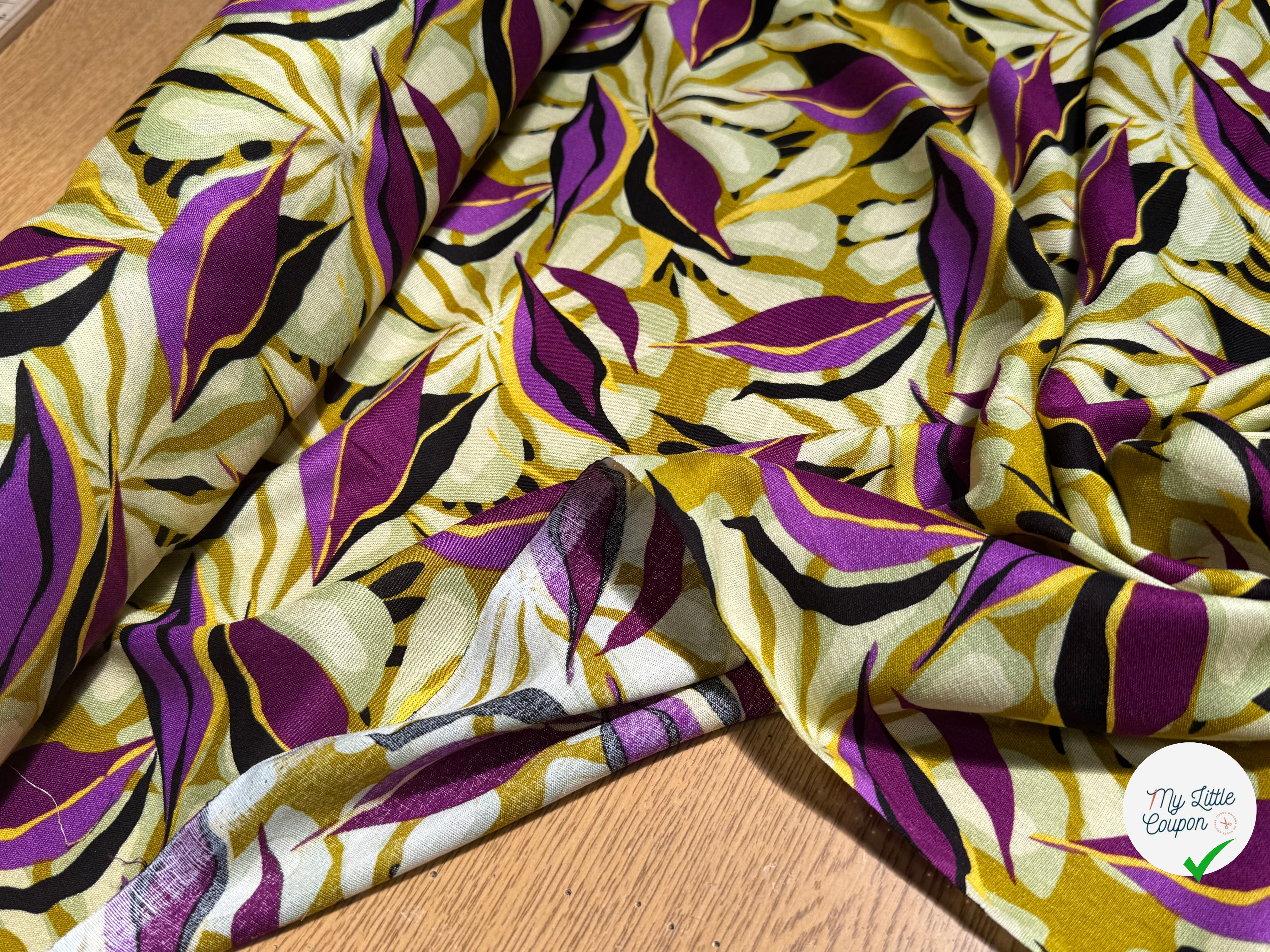 VISCOSE FLUIDE MOTIFS FEUILLAGES VIOLET NOIR - My Little Coupon