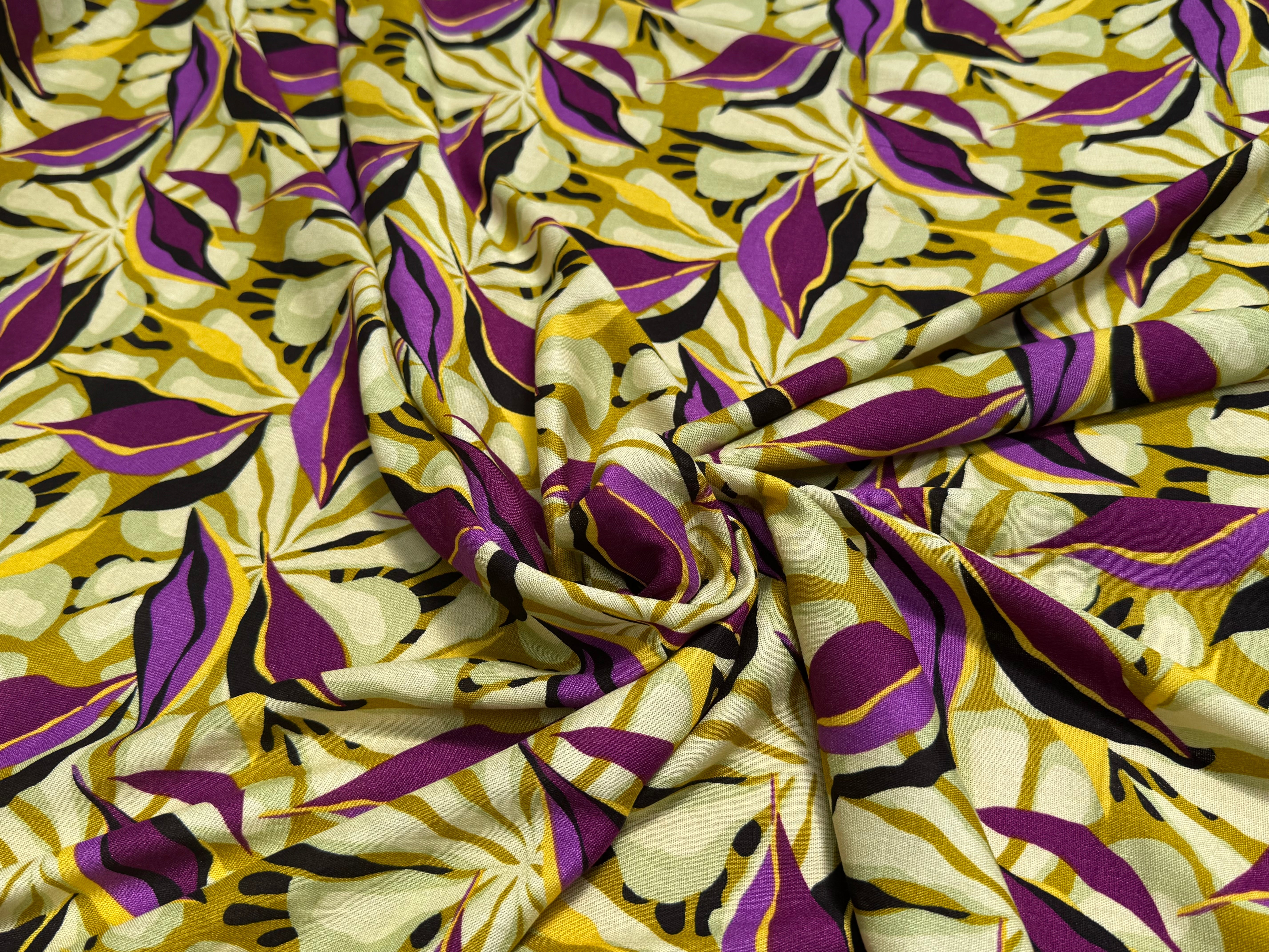VISCOSE FLUIDE MOTIFS FEUILLAGES VIOLET NOIR - My Little Coupon