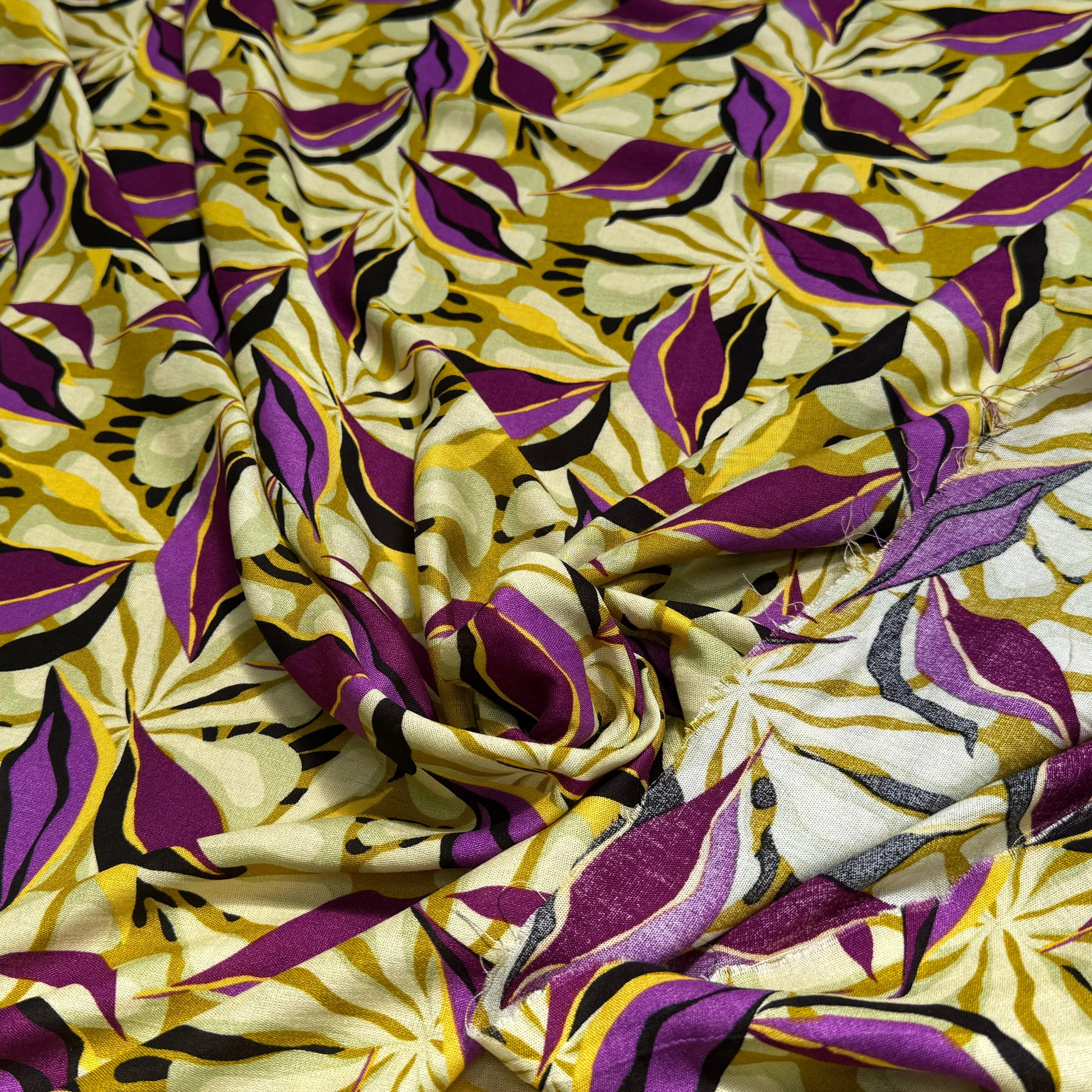 VISCOSE FLUIDE MOTIFS FEUILLAGES VIOLET NOIR - My Little Coupon